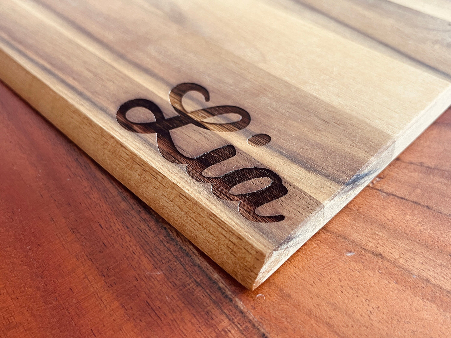Vesperbrettchen für Kinder mit personalisierter Gravur, Frühstücksbrettchen mit Name und Löwe, Schneidebrett aus Holz für Kinder