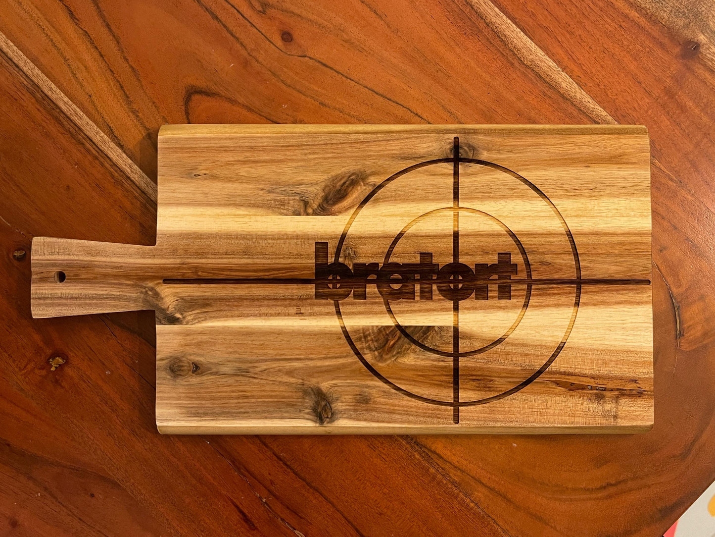 Schneidebrett "Bratort" – Lustiges Vesperbrett aus Holz mit Gravur, ideales Geschenk für Grillmeister und Köche aus edler Akazie