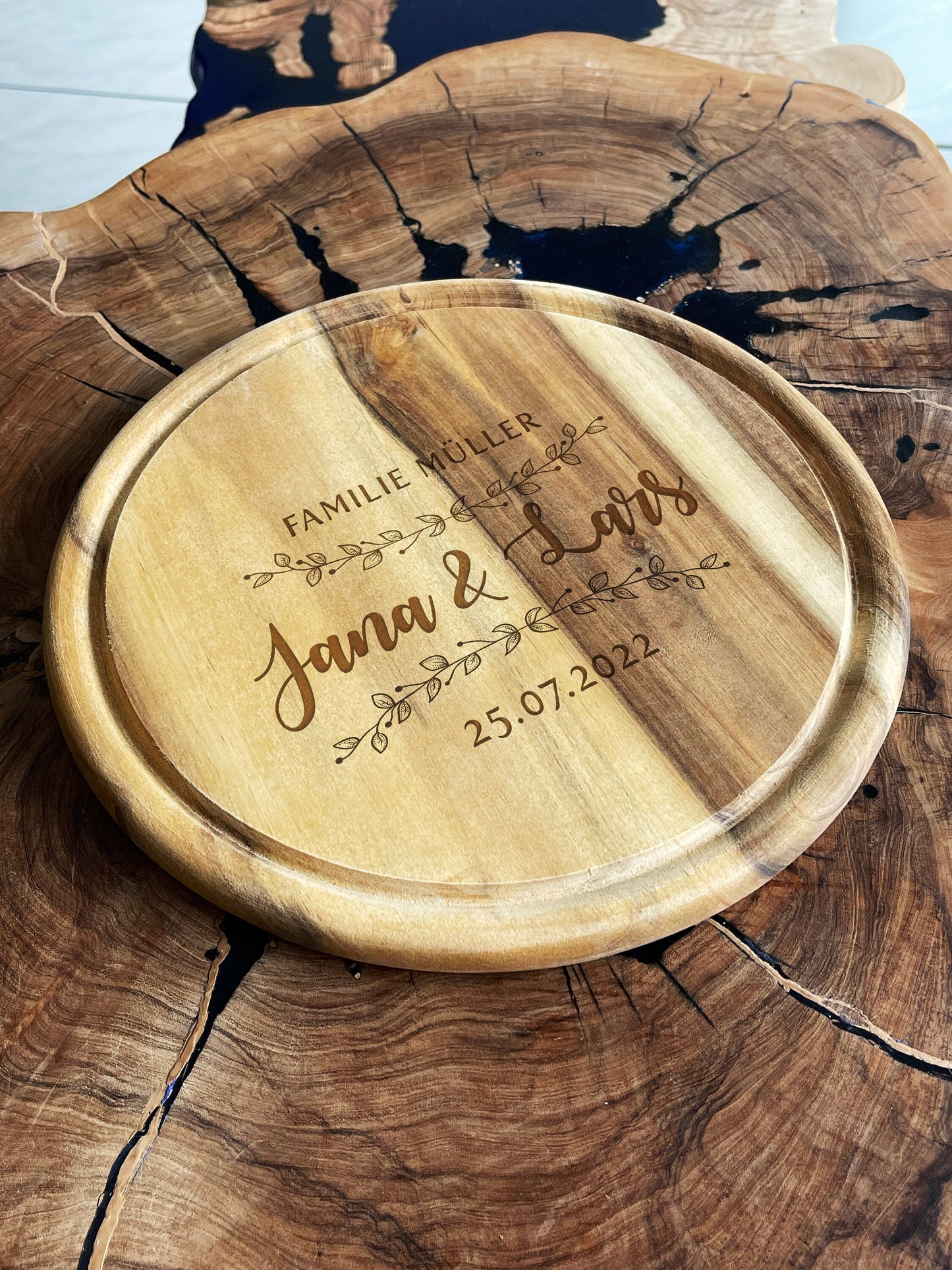 Personalisiertes rundes Vesperbrett Akazie – Holzbrettchen mit Name & Gravur