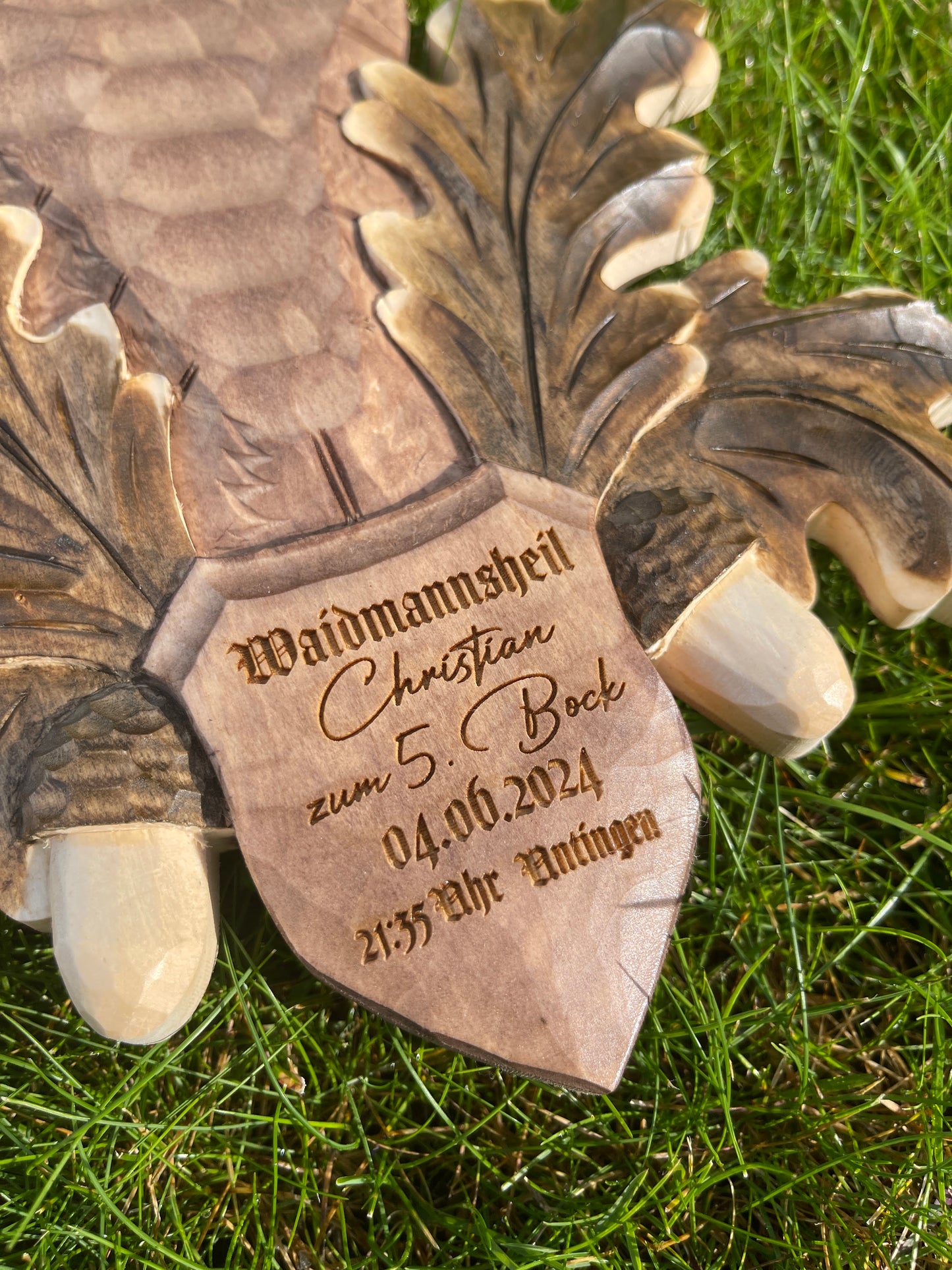 Personalized carved trophy shield for deer, roebuck, antlers, individual wooden hunting trophy, hunting gift