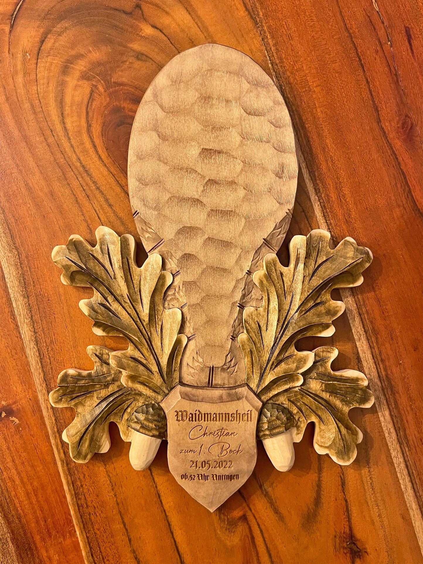Personalized carved trophy shield for deer, roebuck, antlers, individual wooden hunting trophy, hunting gift