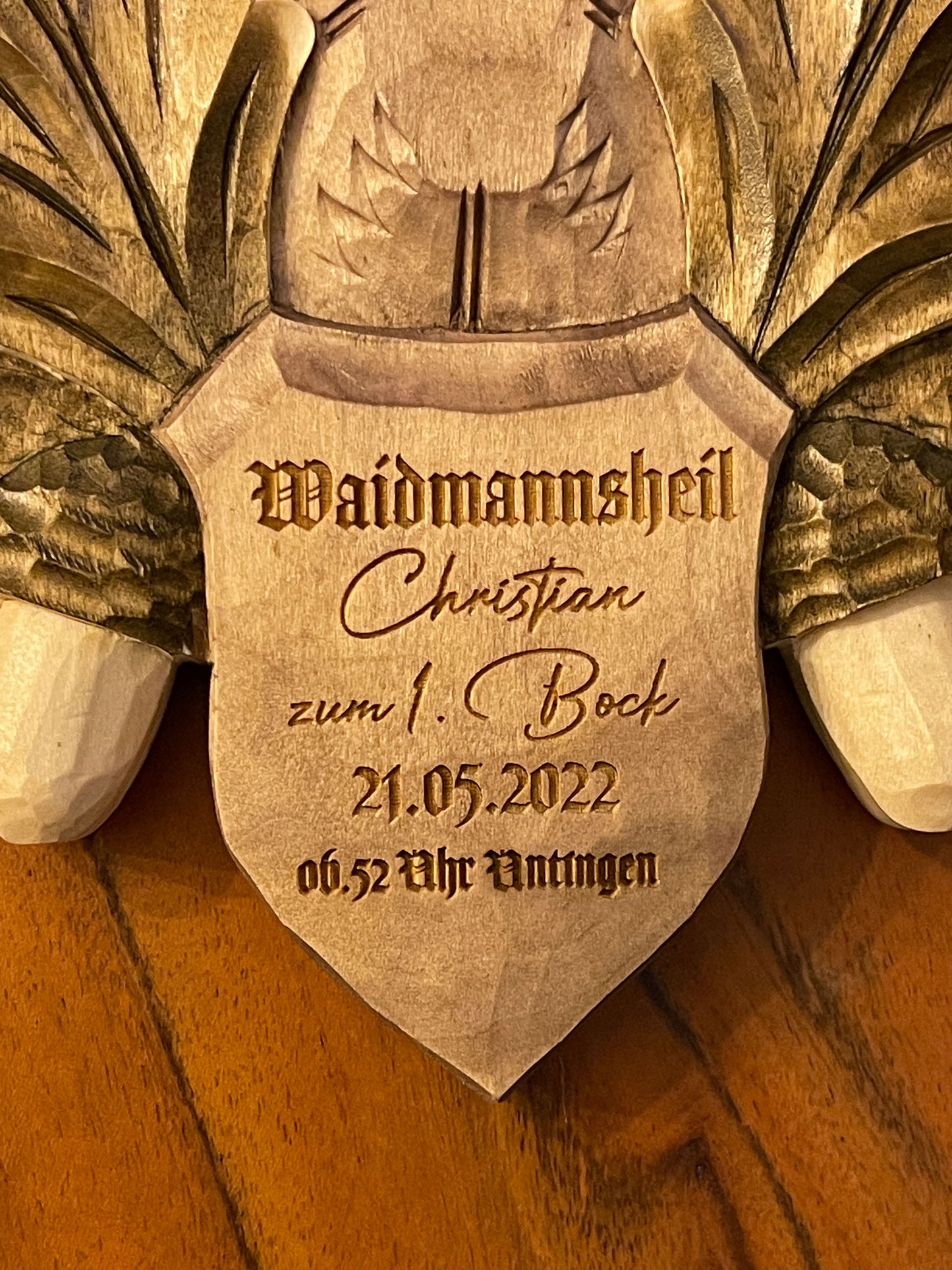 Personalized carved trophy shield for deer, roebuck, antlers, individual wooden hunting trophy, hunting gift
