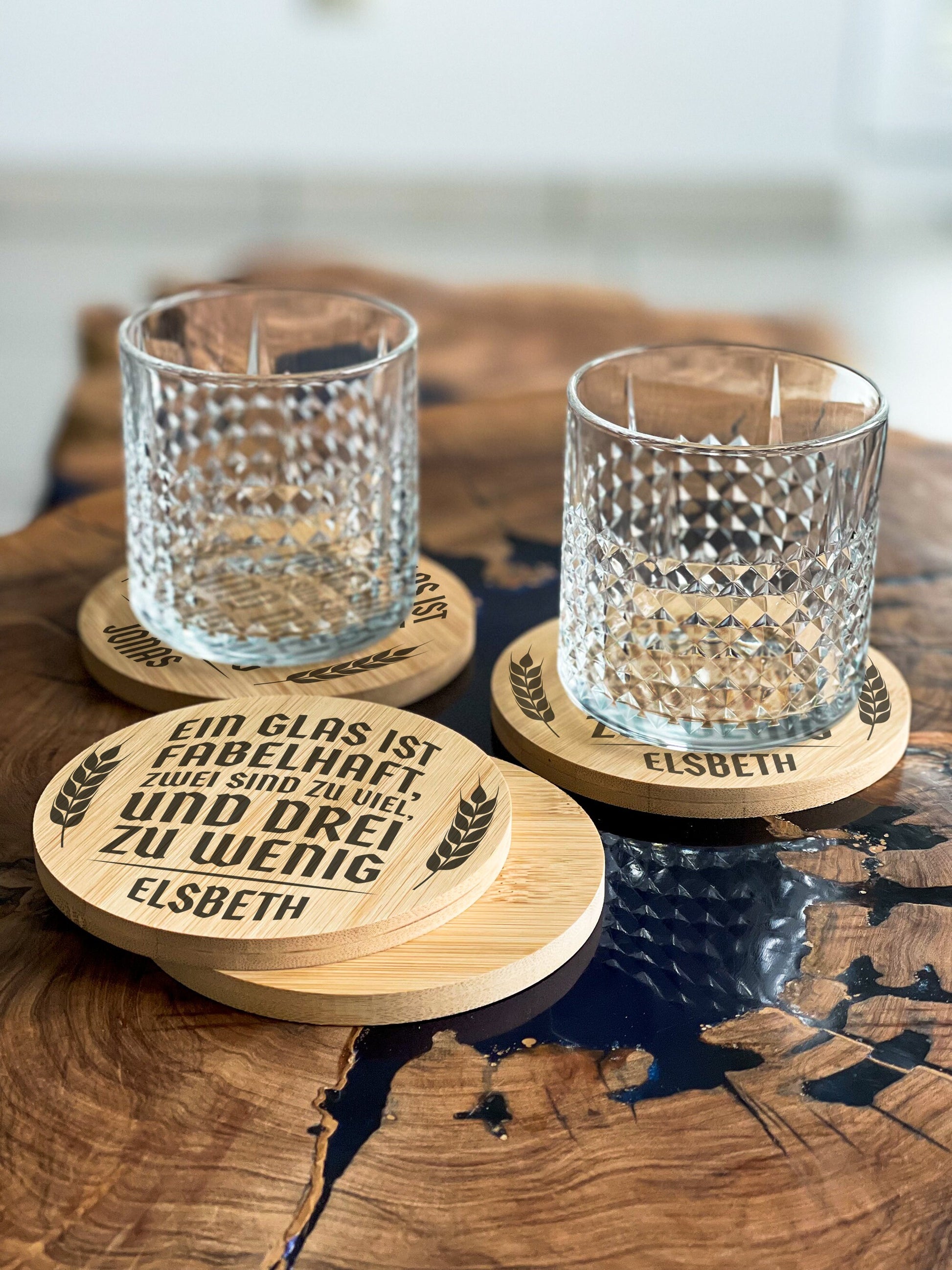 Personalisierte Untersetzer aus Bambus für Bier oder Whisky Liebhaber mit witzigem Spruch Oma Opa