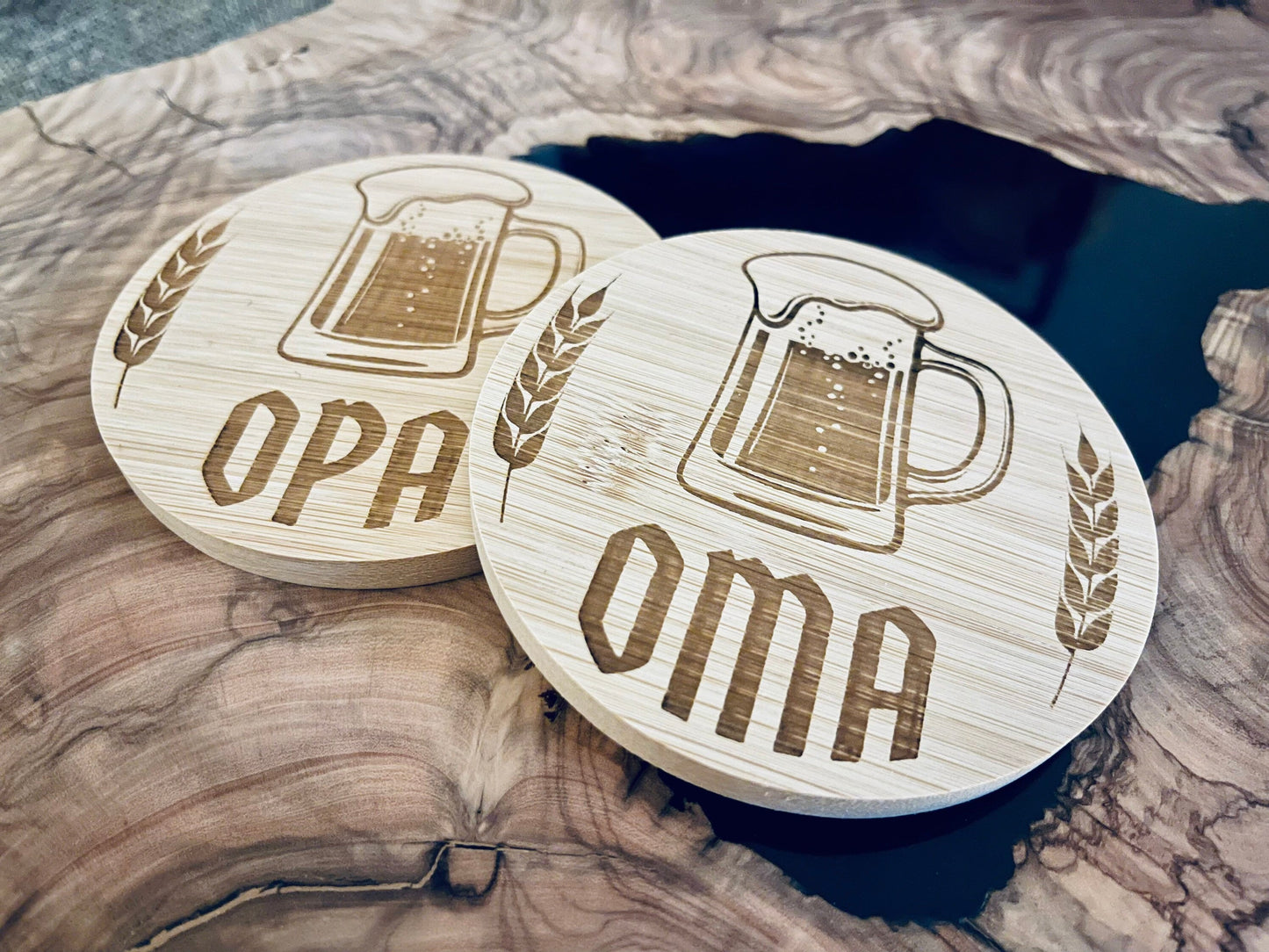 Personalisierte Untersetzer aus Bambus für Bier oder Whisky Liebhaber mit witzigem Spruch Oma Opa