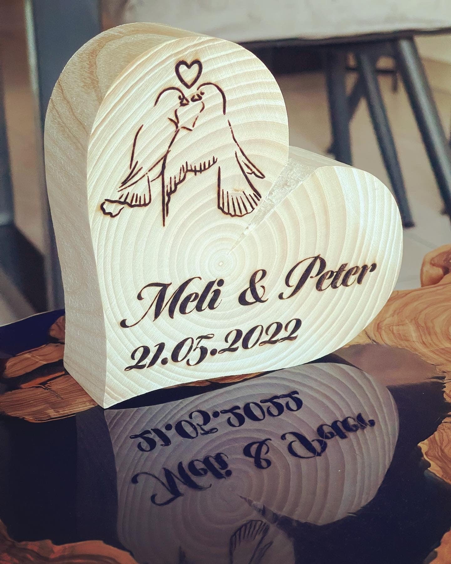 Geschenk zum Muttertag, Herz aus Holz, personalisierte Gravur, massives Holzherz für Partner / Hochzeit / Brautpaar, Wunschnamen individuell