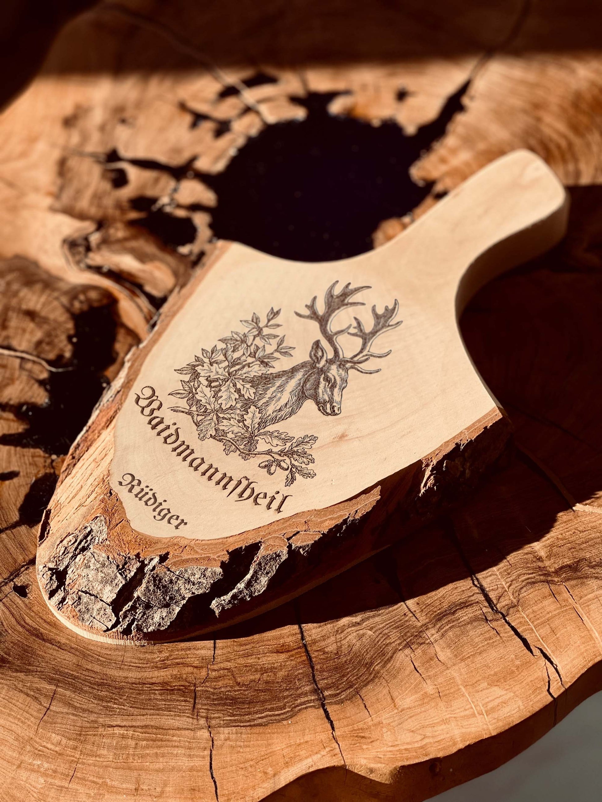 Personalisiertes Rindenbrett mit Hirsch Gravur für Jäger, Holzbrett mit Wunschtext Vesperbrett mit Name, mit Griff Waidmannsheil Spruch Jagd