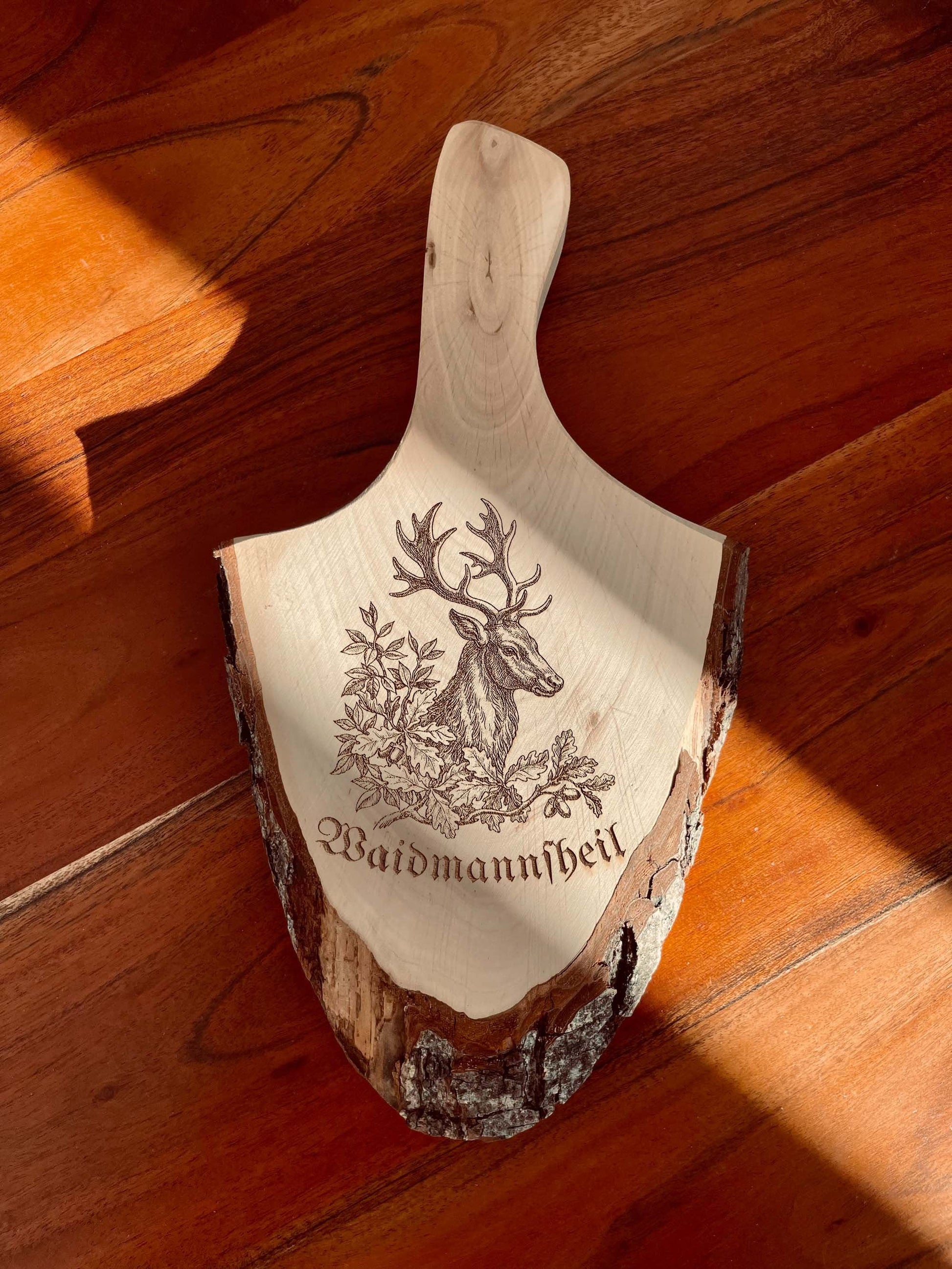 Personalisiertes Rindenbrett mit Hirsch Gravur für Jäger, Holzbrett mit Griff, Vesperbrett mit Name oder Wunschtext, Geschenk zur Jagd