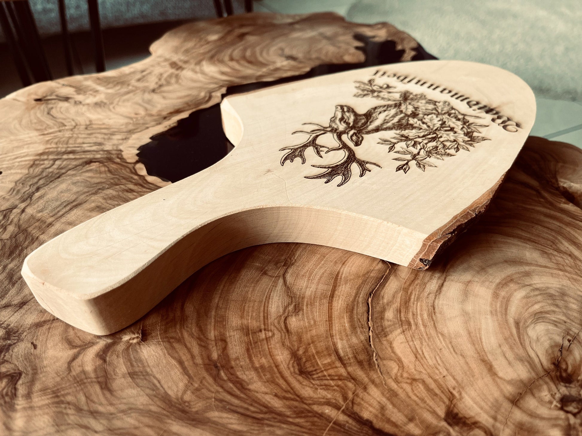 Personalisiertes Rindenbrett mit Hirsch Gravur für Jäger, Holzbrett mit Wunschtext Vesperbrett mit Name, mit Griff Waidmannsheil Spruch Jagd