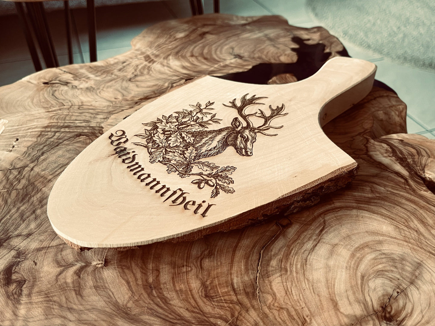 Personalisiertes Holzbrett mit Hirsch Gravur für Jäger, kleines Deko Rindenbrett mit Wunschtext, Vesperbrett mit Name, Waidmannsheil Jagd