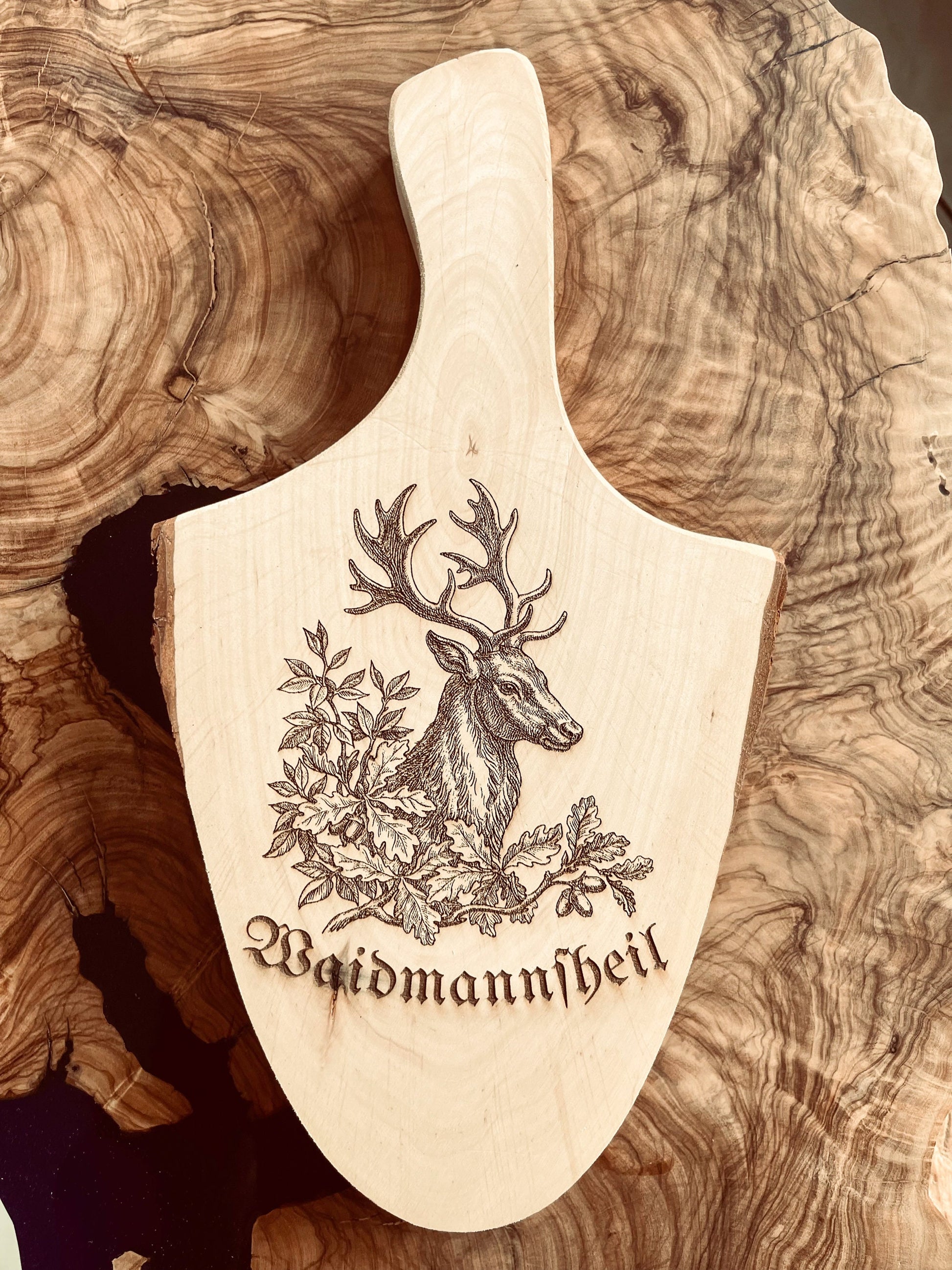 Personalisiertes Rindenbrett mit Hirsch Gravur für Jäger, Holzbrett mit Wunschtext Vesperbrett mit Name, mit Griff Waidmannsheil Spruch Jagd
