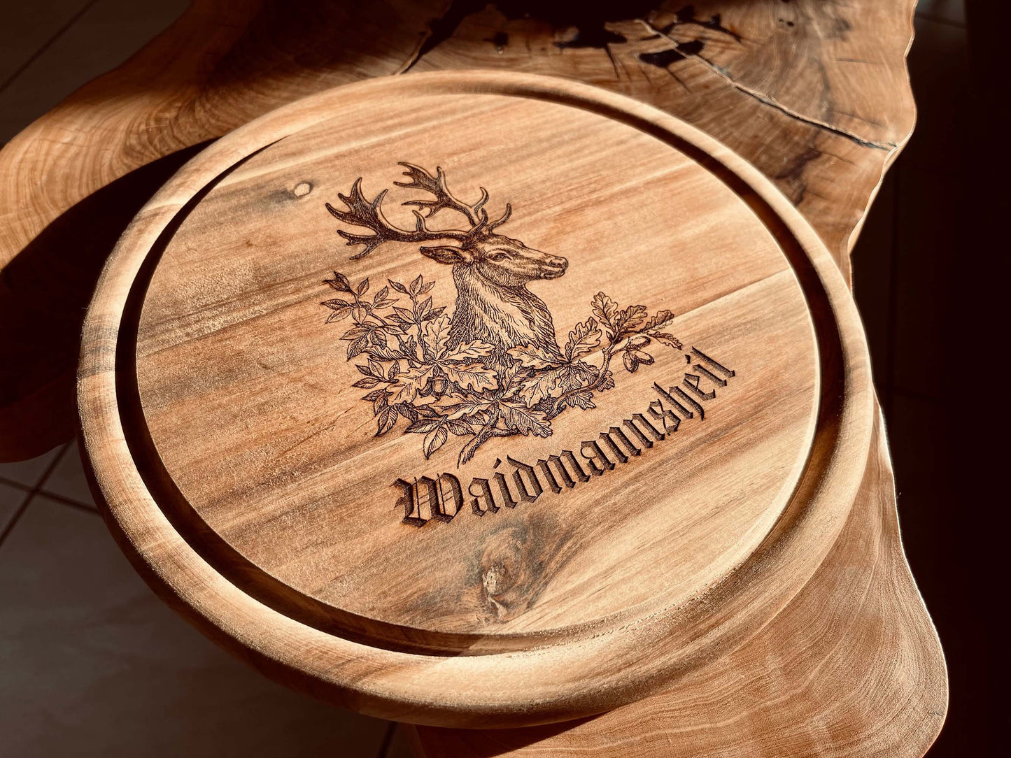 Personalisiertes rundes Holzbrett mit Hirsch Gravur für Jäger Wunschtext oder Name, Vesperbrett mit Griff, Waidmannsheil Spruch für die Jagd