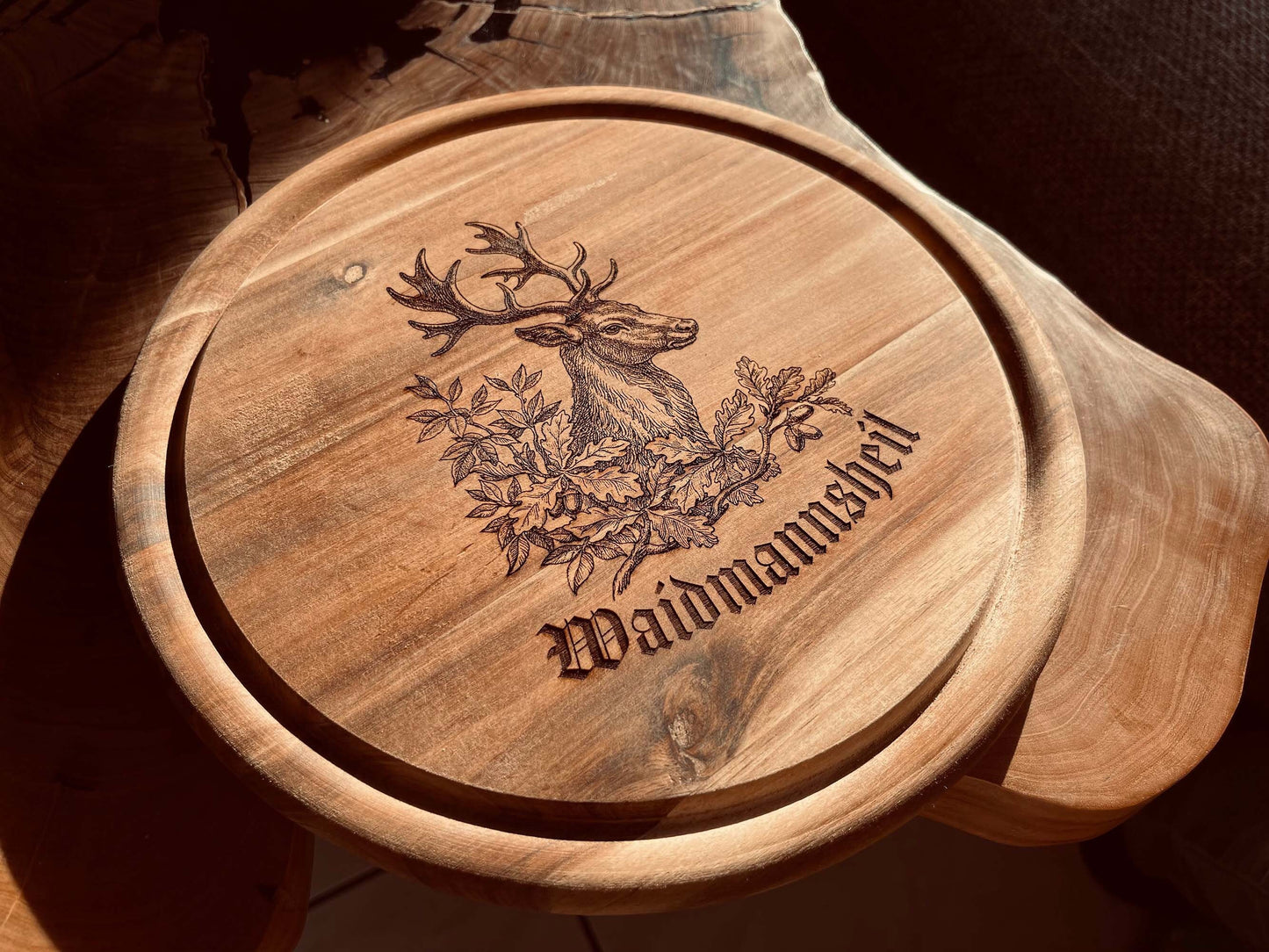 Personalisiertes rundes Holzbrett mit Hirsch Gravur für Jäger Wunschtext oder Name, Vesperbrett mit Griff, Waidmannsheil Spruch für die Jagd