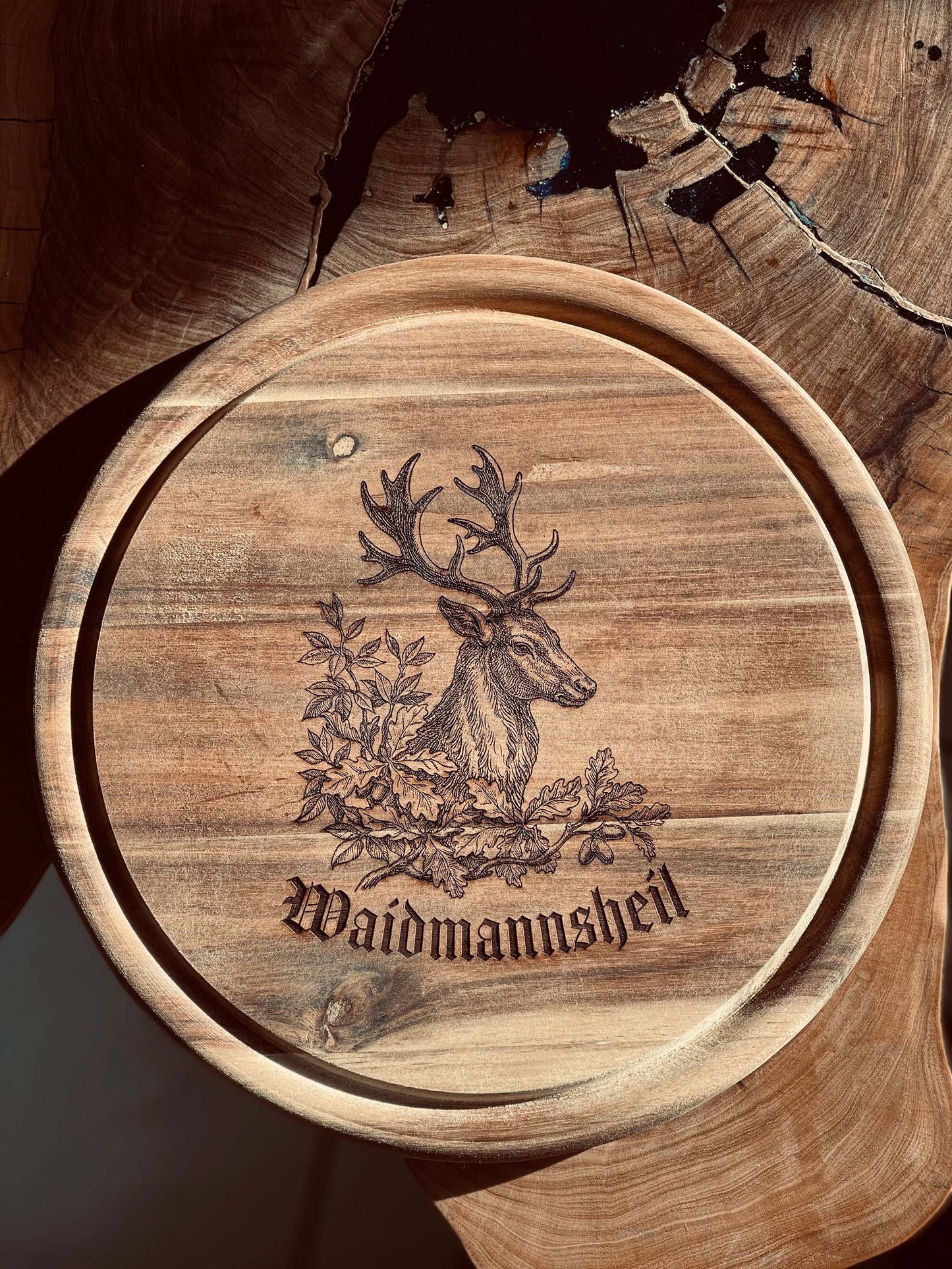 Personalisiertes rundes Holzbrett mit Hirsch Gravur für Jäger Wunschtext oder Name, Vesperbrett mit Griff, Waidmannsheil Spruch für die Jagd