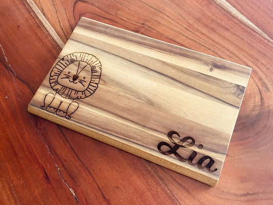 Vesperbrettchen für Kinder mit personalisierter Gravur, Frühstücksbrettchen mit Name und Löwe, Schneidebrett aus Holz für Kinder