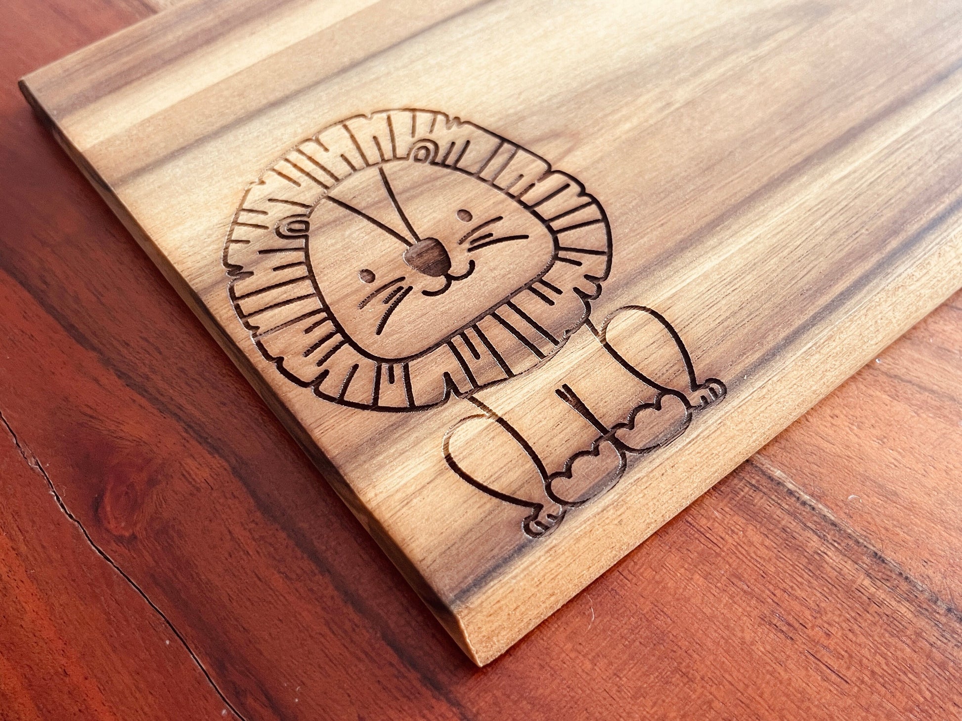 Vesperbrettchen für Kinder mit personalisierter Gravur, Frühstücksbrettchen mit Name und Löwe, Schneidebrett aus Holz für Kinder