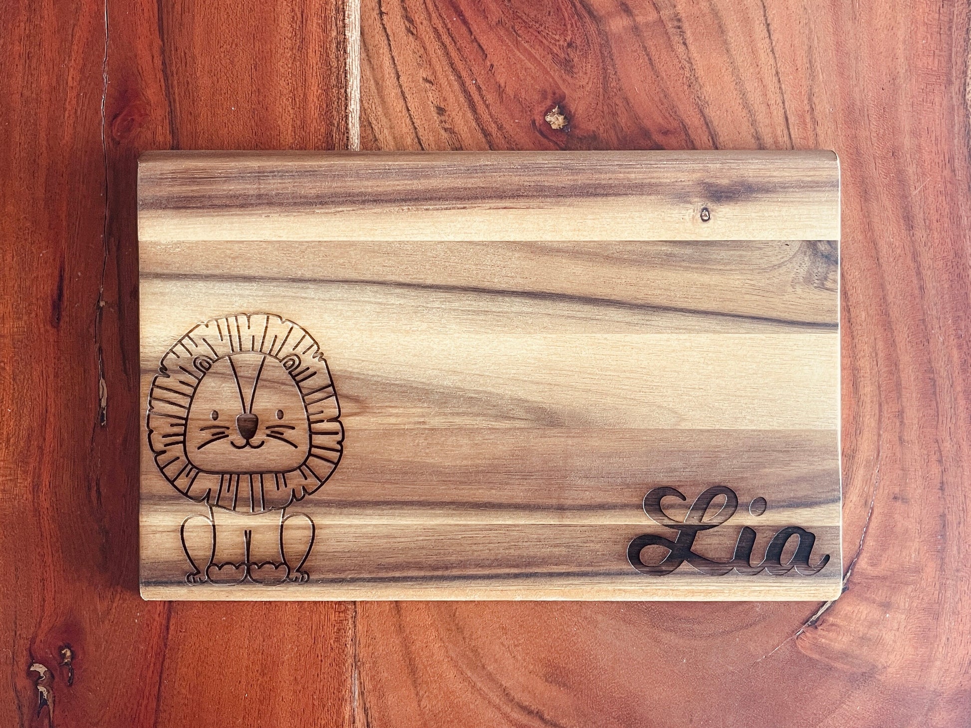 Vesperbrettchen für Kinder mit personalisierter Gravur, Frühstücksbrettchen mit Name und Löwe, Schneidebrett aus Holz für Kinder