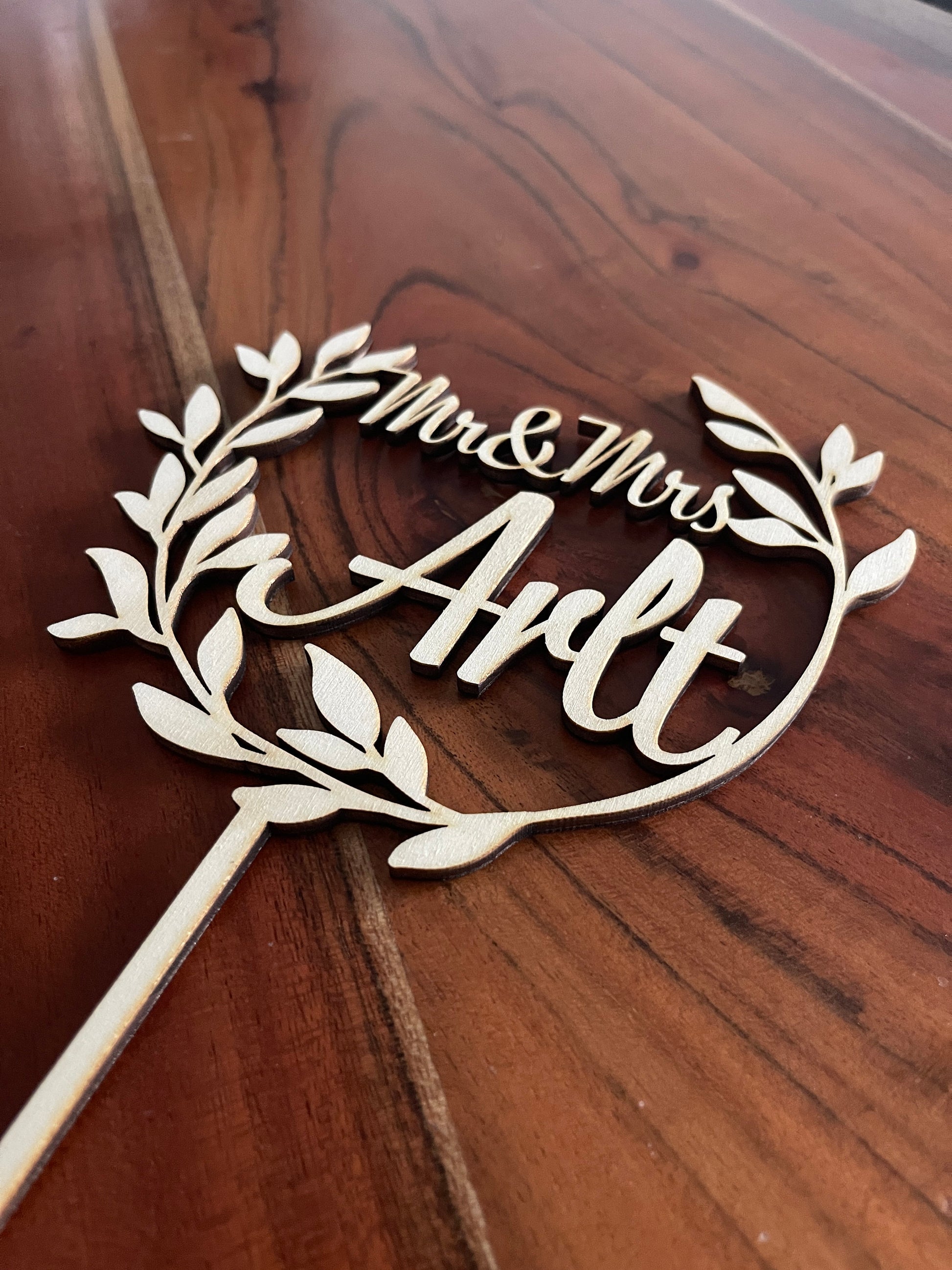 Cake Topper für Hochzeitstorte, personalisierter Cake Topper mit Namen, Mr und Mrs, Deko für Torte, Hochzeitsdeko Zweige
