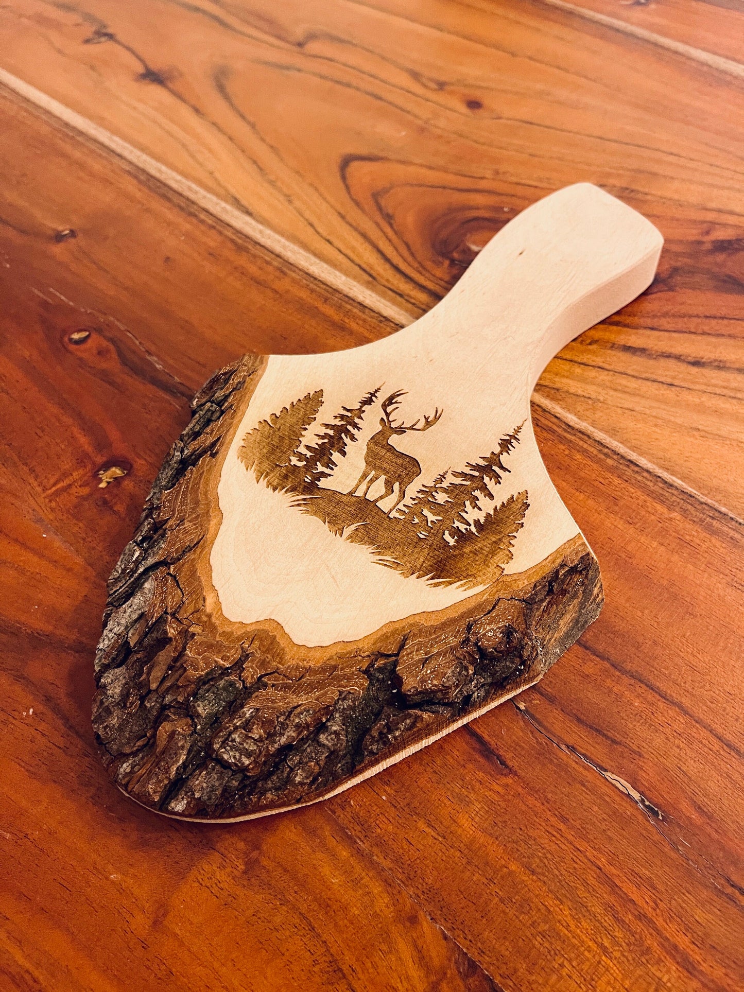 Personalisiertes Holzbrett mit Hirsch Gravur für Jäger, kleines Deko Rindenbrett mit Wunschtext, Vesperbrett mit Name, Waidmannsheil Jagd