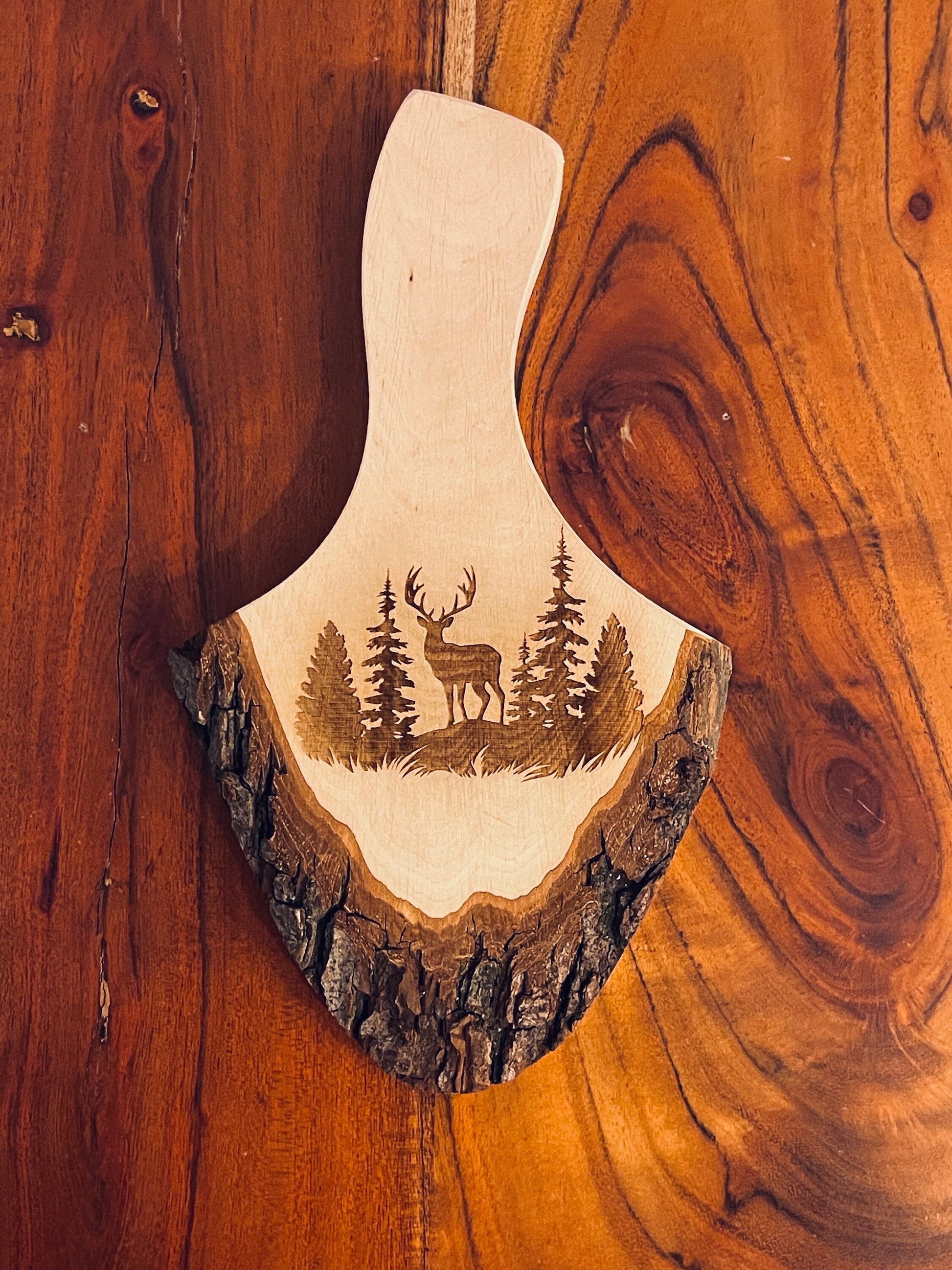 Personalisiertes Holzbrett mit Hirsch Gravur für Jäger, kleines Deko Rindenbrett mit Wunschtext, Vesperbrett mit Name, Waidmannsheil Jagd