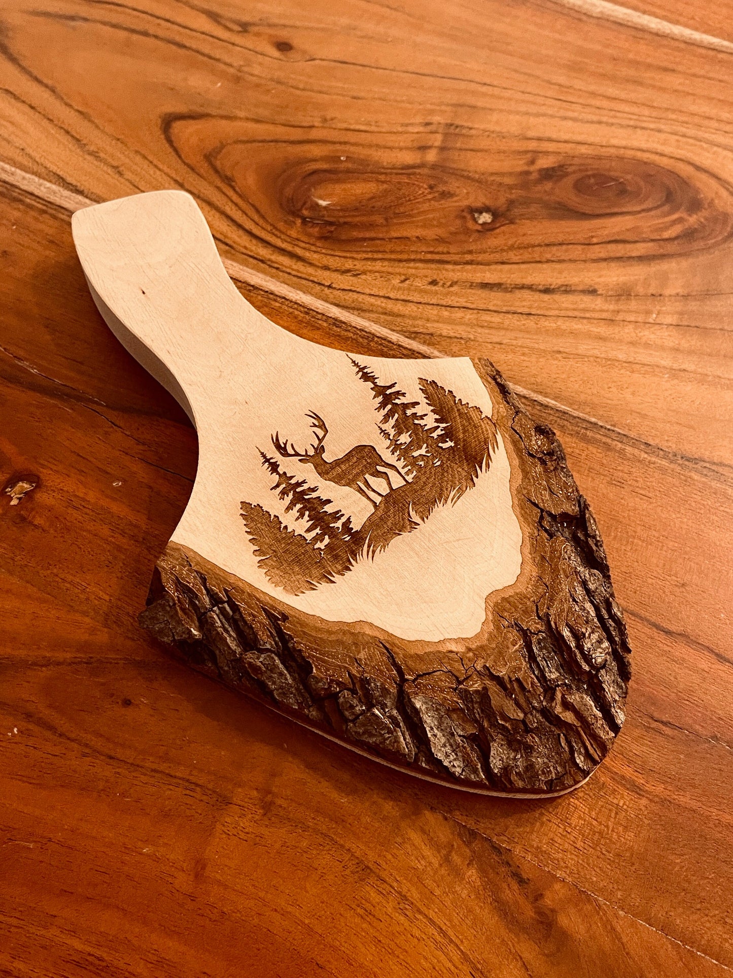 Personalisiertes Holzbrett mit Hirsch Gravur für Jäger, kleines Deko Rindenbrett mit Wunschtext, Vesperbrett mit Name, Waidmannsheil Jagd
