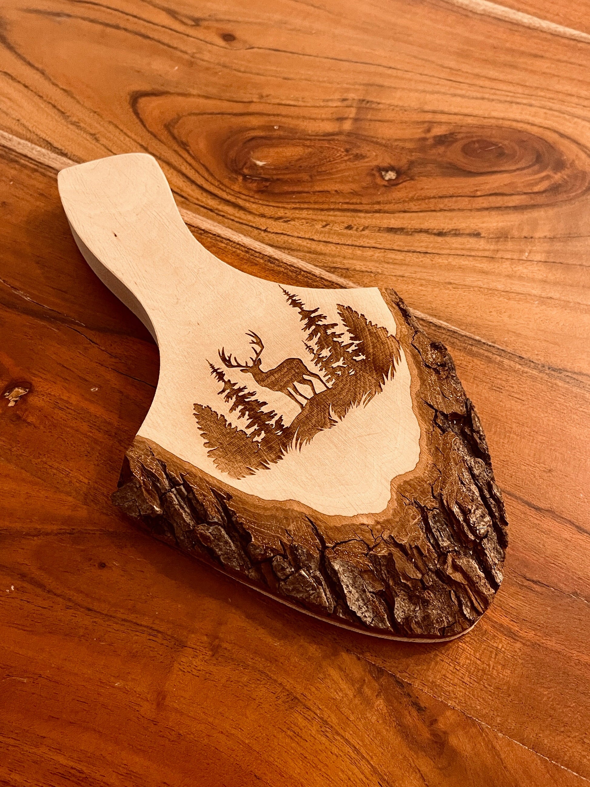 Personalisiertes Holzbrett mit Hirsch Gravur für Jäger, kleines Deko Rindenbrett mit Wunschtext, Vesperbrett mit Name, Waidmannsheil Jagd