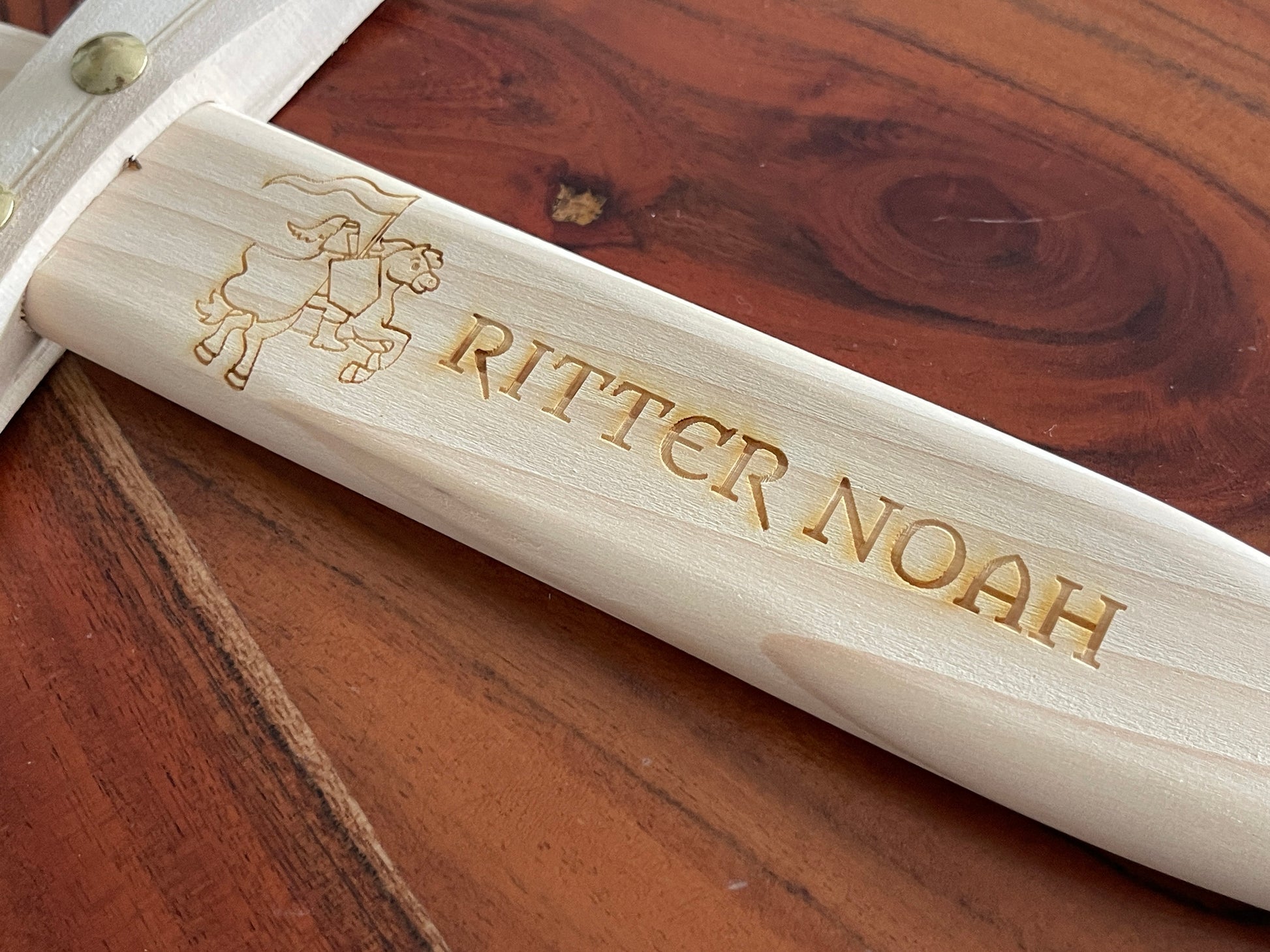 Personalisiertes Ritterschwert aus Fichtenholz für Kinder, Spielzeugschwert mit Namensgravur