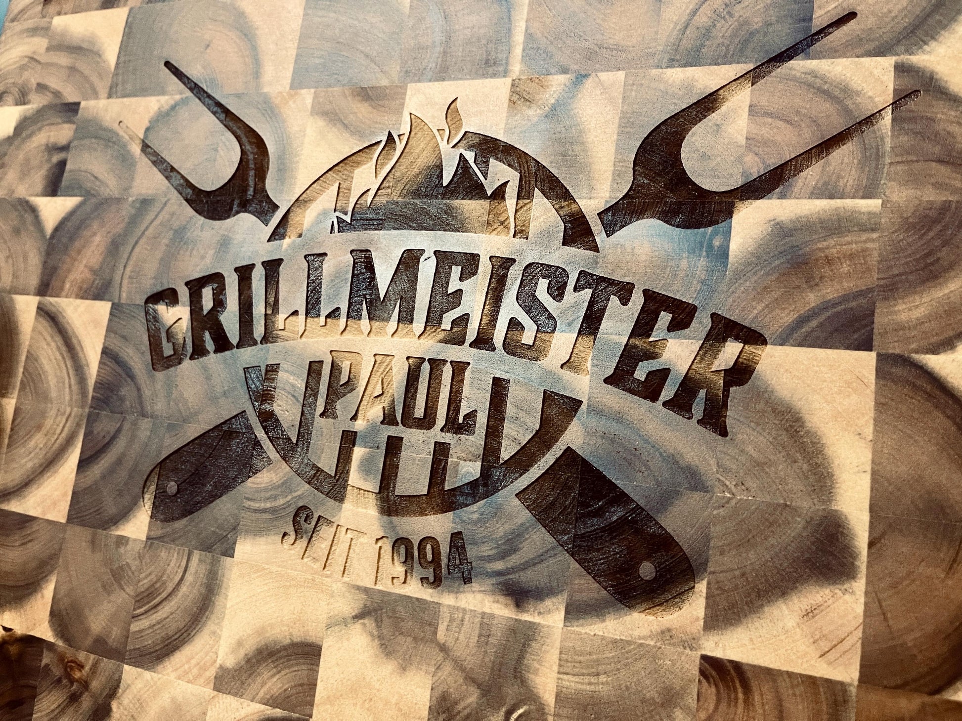 Personalisiertes massives XXL Grill Barbeque Mosaik Holzbrett mit Name, Tranchierbrett mit individueller Logo Gravur BBQ Schneidebrett groß
