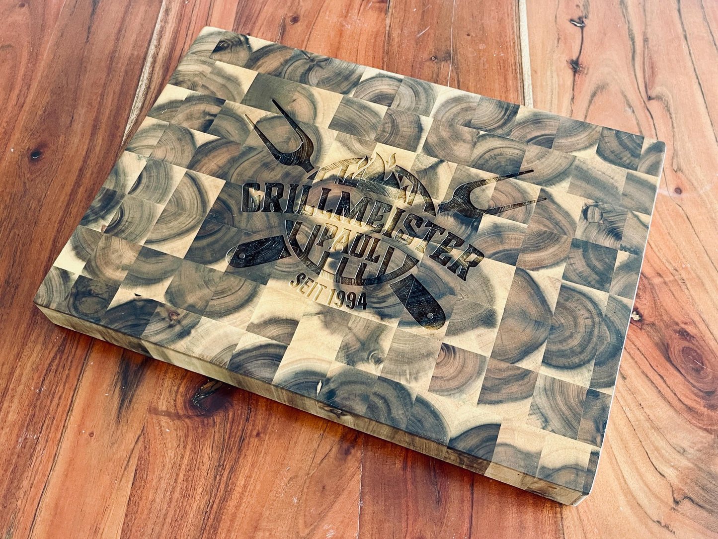 Personalisiertes massives XXL Grill Barbeque Mosaik Holzbrett mit Name, Tranchierbrett mit individueller Logo Gravur BBQ Schneidebrett groß
