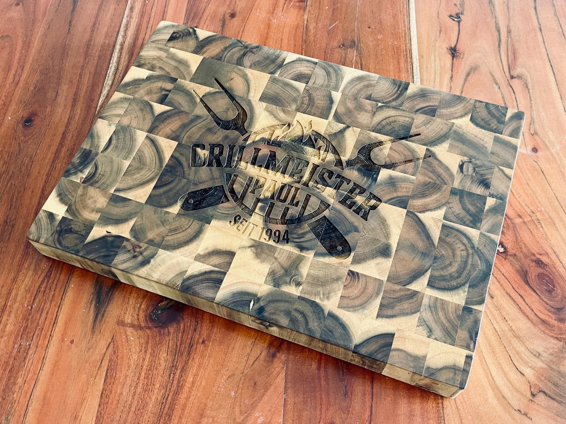 Personalisiertes massives XXL Grill Barbeque Mosaik Holzbrett mit Name, Tranchierbrett mit individueller Logo Gravur BBQ Schneidebrett groß