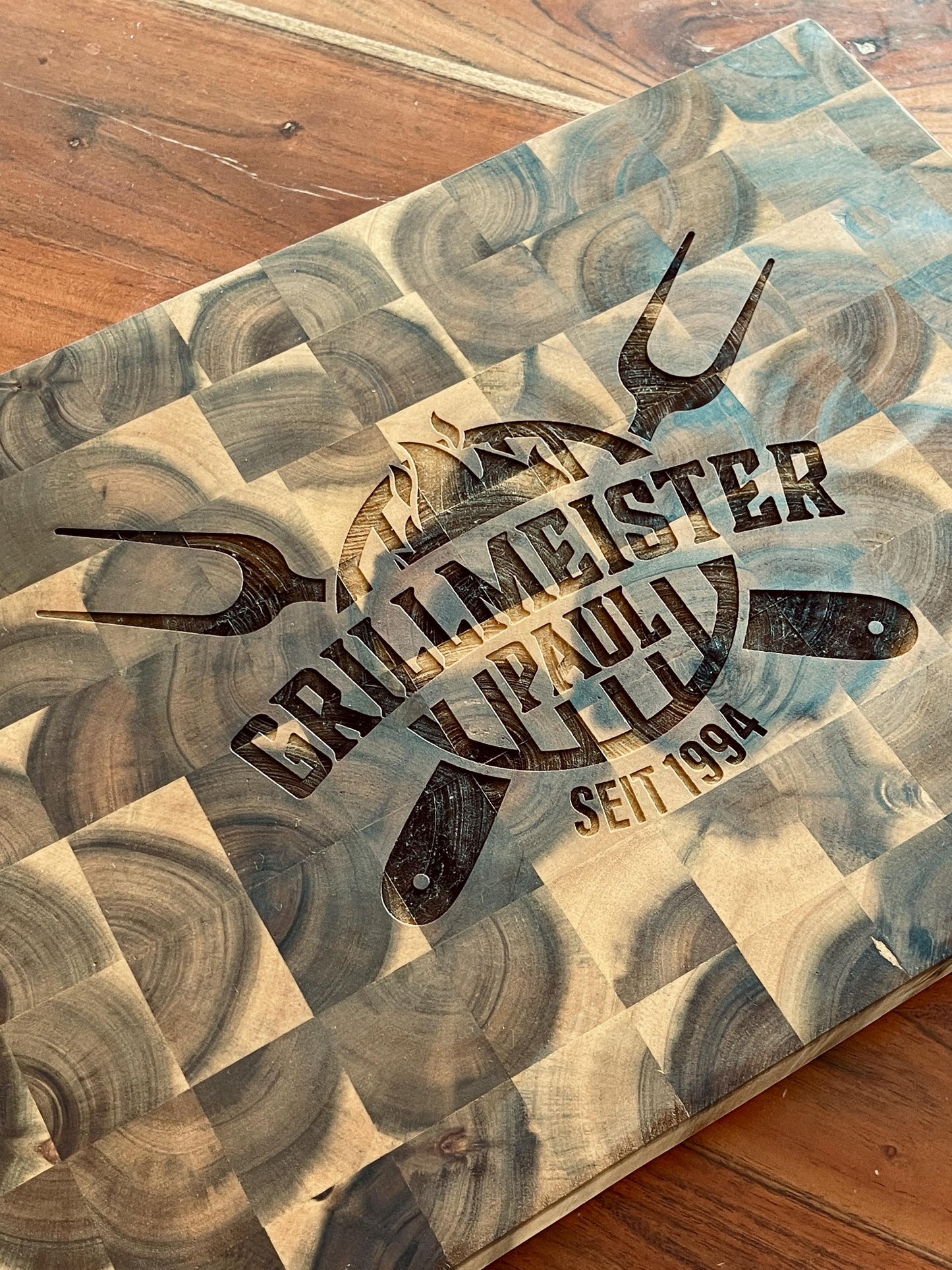 Personalisiertes massives XXL Grill Barbeque Mosaik Holzbrett mit Name, Tranchierbrett mit individueller Logo Gravur BBQ Schneidebrett groß