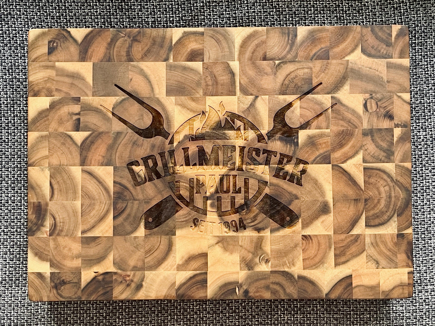 Personalisiertes massives XXL Grill Barbeque Mosaik Holzbrett mit Name, Tranchierbrett mit individueller Logo Gravur BBQ Schneidebrett groß