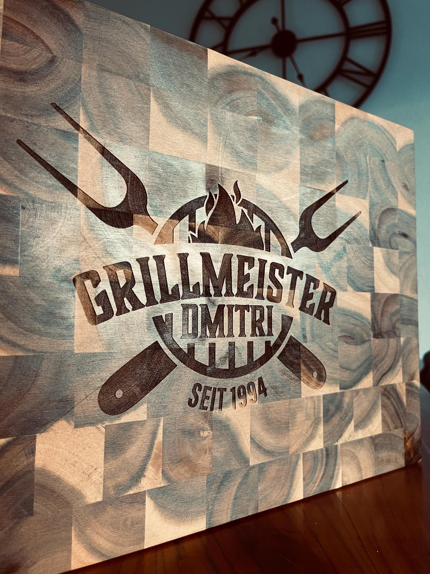 Personalisiertes massives XXL Grill Barbeque Mosaik Holzbrett mit Name, Tranchierbrett mit individueller Logo Gravur BBQ Schneidebrett groß
