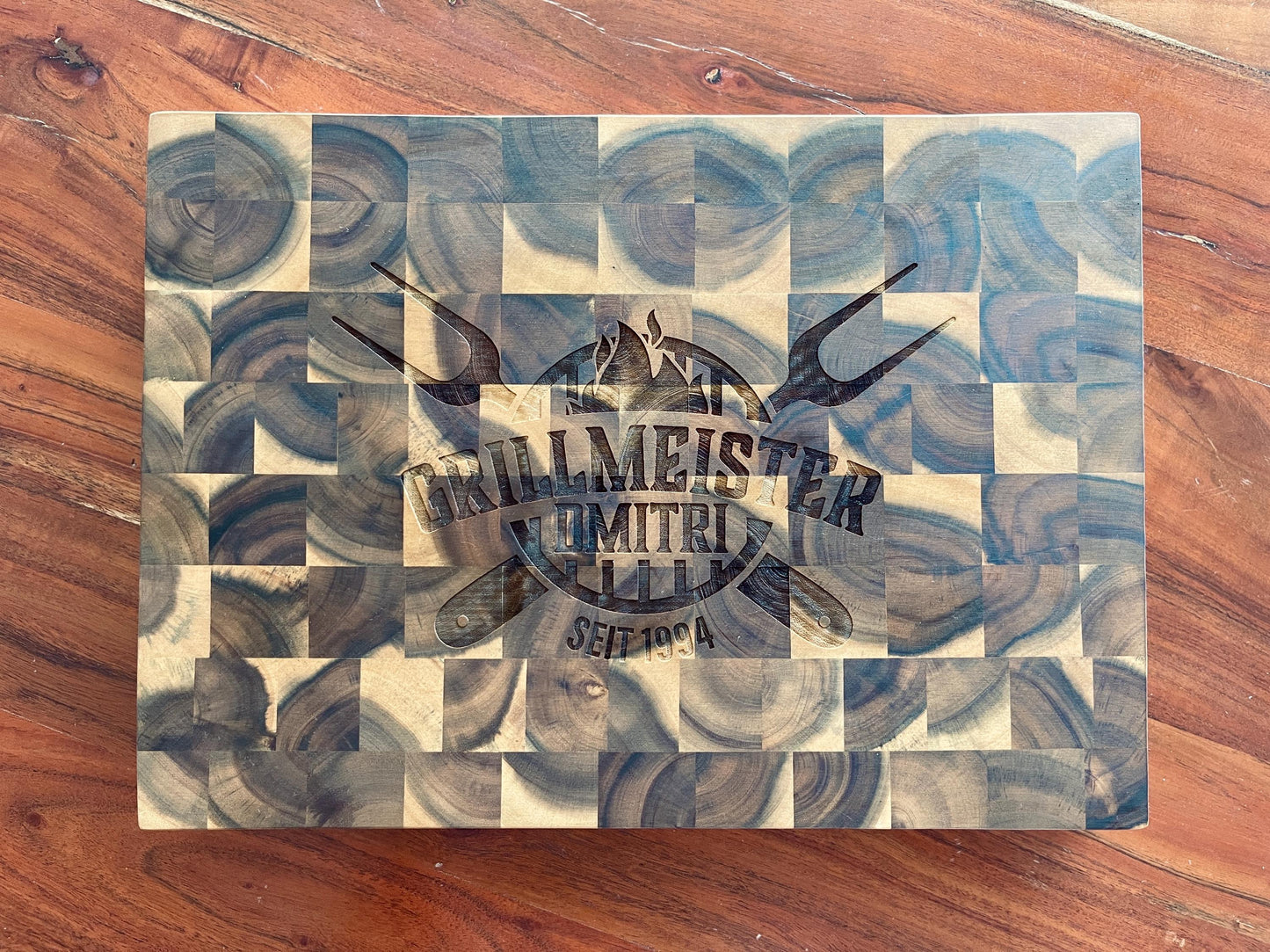 Personalisiertes massives XXL Grill Barbeque Mosaik Holzbrett mit Name, Tranchierbrett mit individueller Logo Gravur BBQ Schneidebrett groß