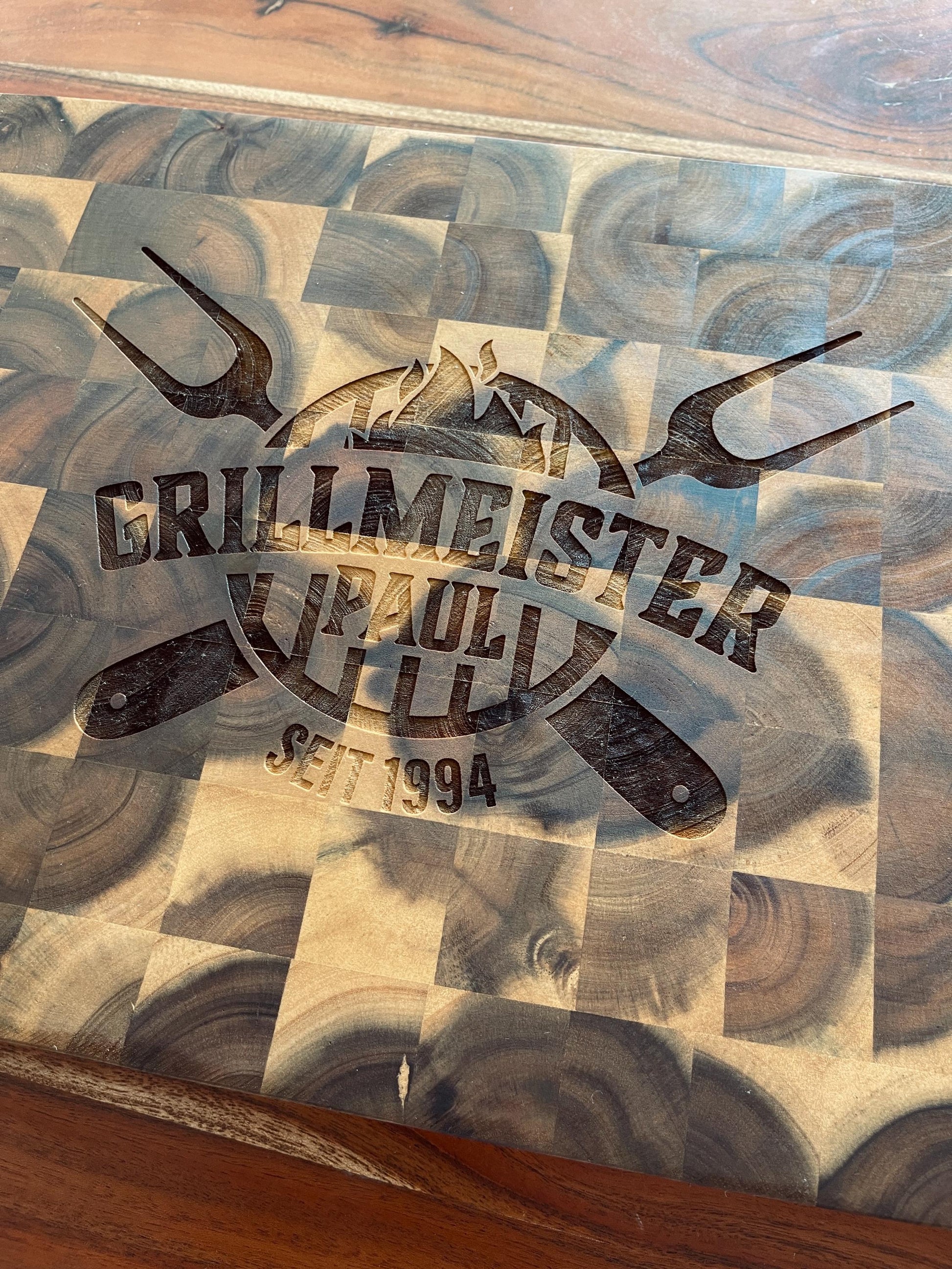 Personalisiertes massives XXL Grill Barbeque Mosaik Holzbrett mit Name, Tranchierbrett mit individueller Logo Gravur BBQ Schneidebrett groß