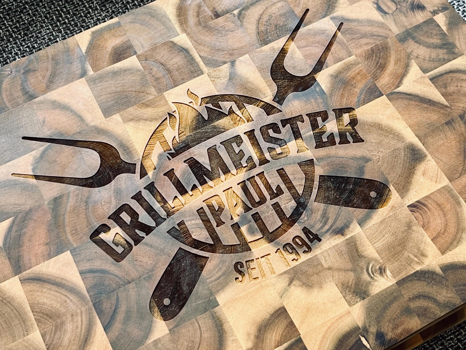 Personalisiertes massives XXL Grill Barbeque Mosaik Holzbrett mit Name, Tranchierbrett mit individueller Logo Gravur BBQ Schneidebrett groß