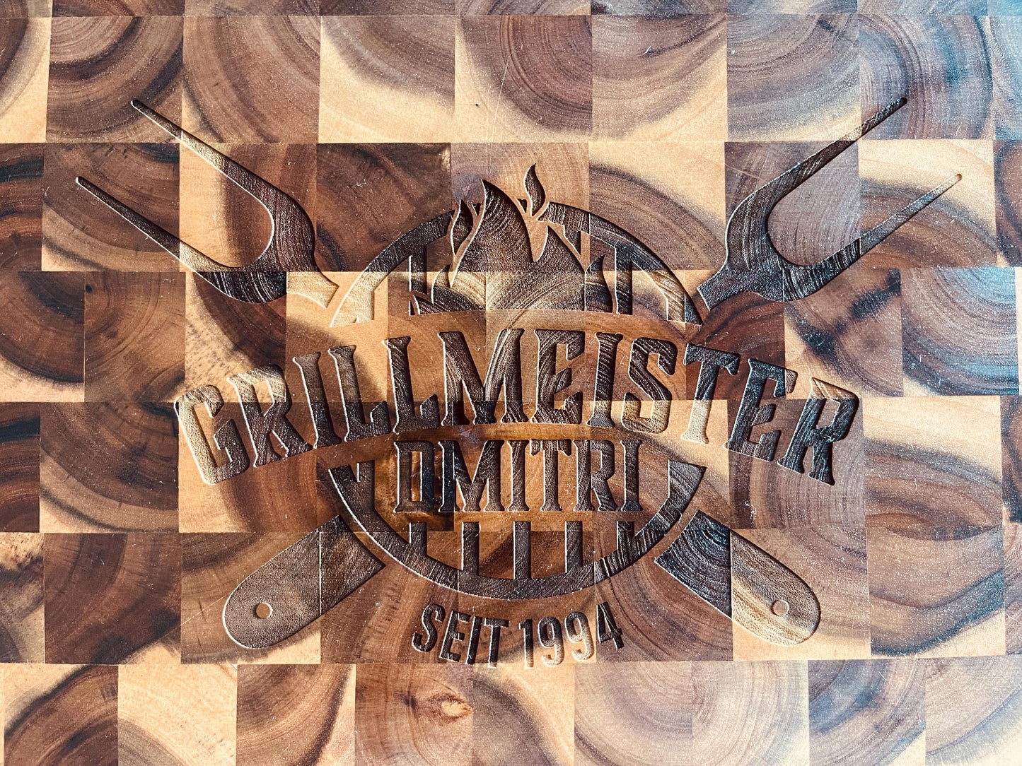 Personalisiertes massives XXL Grill Barbeque Mosaik Holzbrett mit Name, Tranchierbrett mit individueller Logo Gravur BBQ Schneidebrett groß