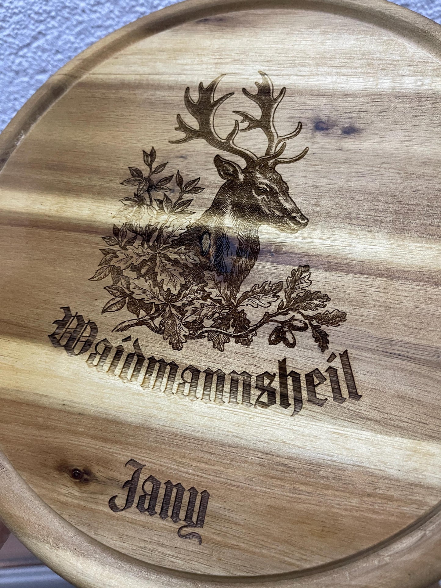 Personalisiertes rundes Holzbrett mit Hirsch Gravur für Jäger Wunschtext oder Name, Vesperbrett mit Griff, Waidmannsheil Spruch für die Jagd