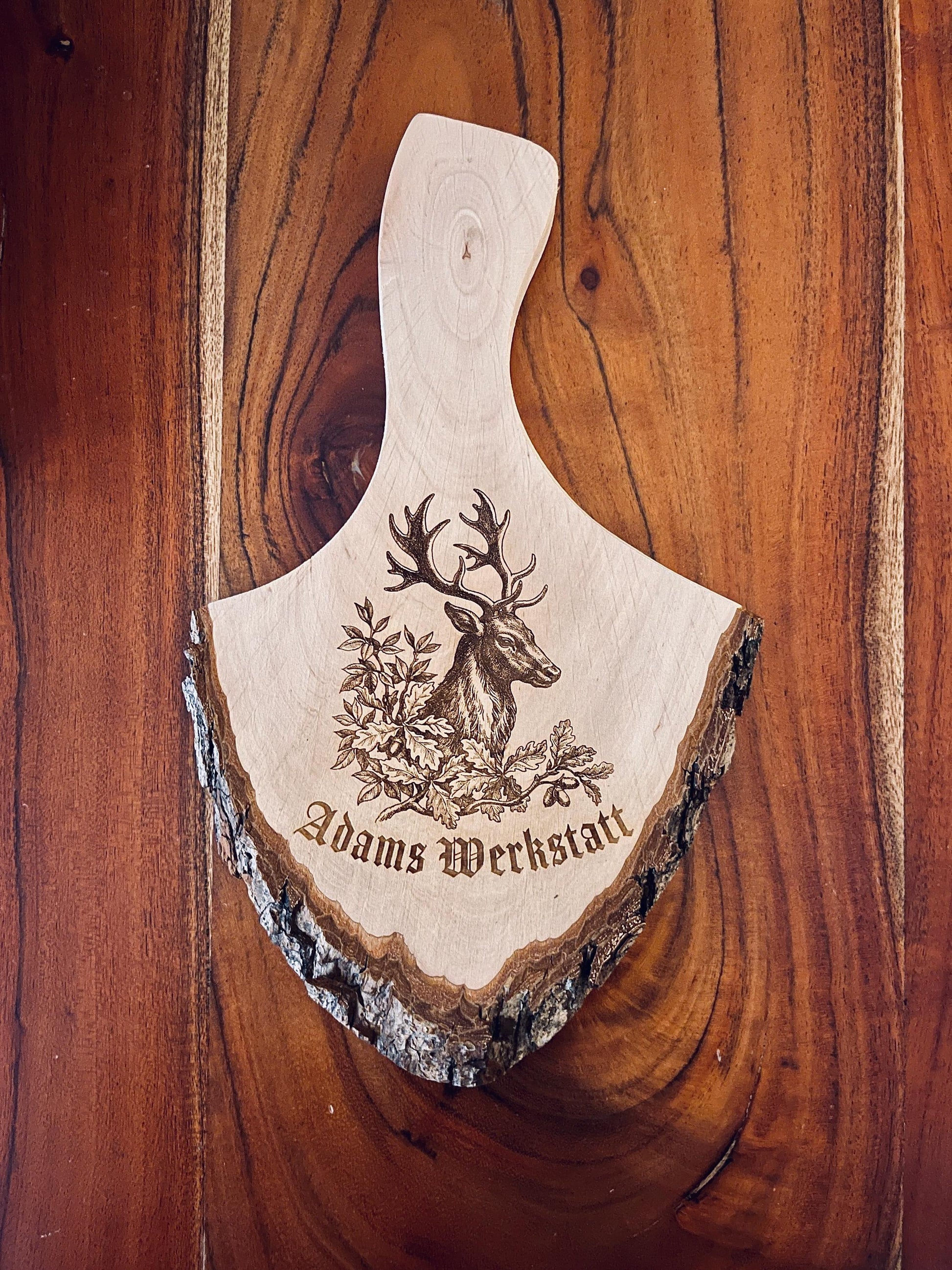 Personalisiertes Rindenbrett mit Hirsch Gravur für Jäger, Holzbrett mit Griff, Vesperbrett mit Name oder Wunschtext, Geschenk zur Jagd