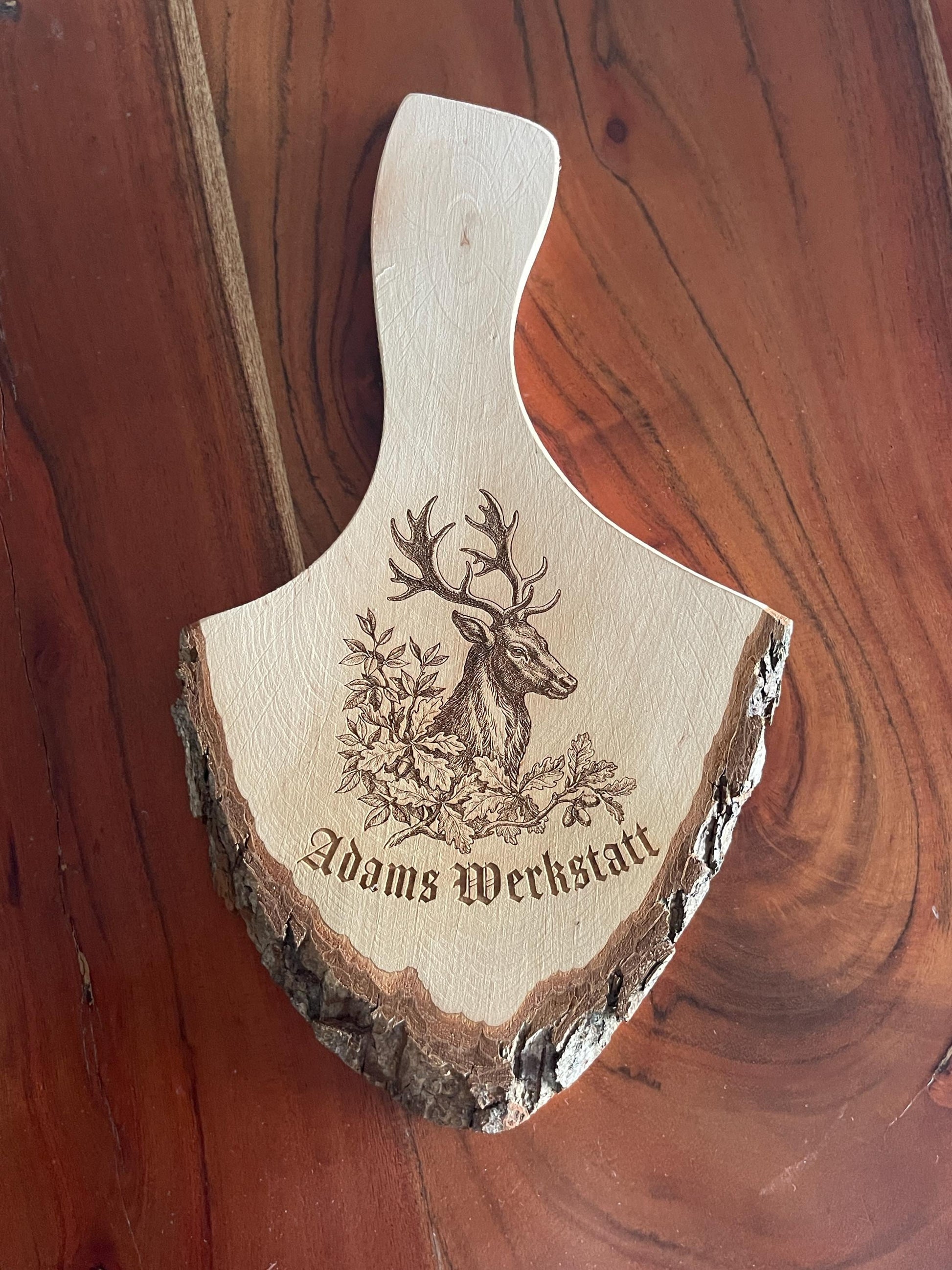 Personalisiertes Rindenbrett mit Hirsch Gravur für Jäger, Holzbrett mit Griff, Vesperbrett mit Name oder Wunschtext, Geschenk zur Jagd