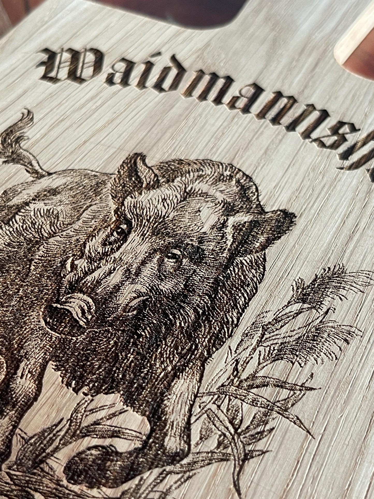 Personalisiertes Holzbrettchen mit Wildschwein Gravur für Jäger, mit Name, Vesperbrettchen mit Griff, Waidmannsheil Spruch für die Jagd