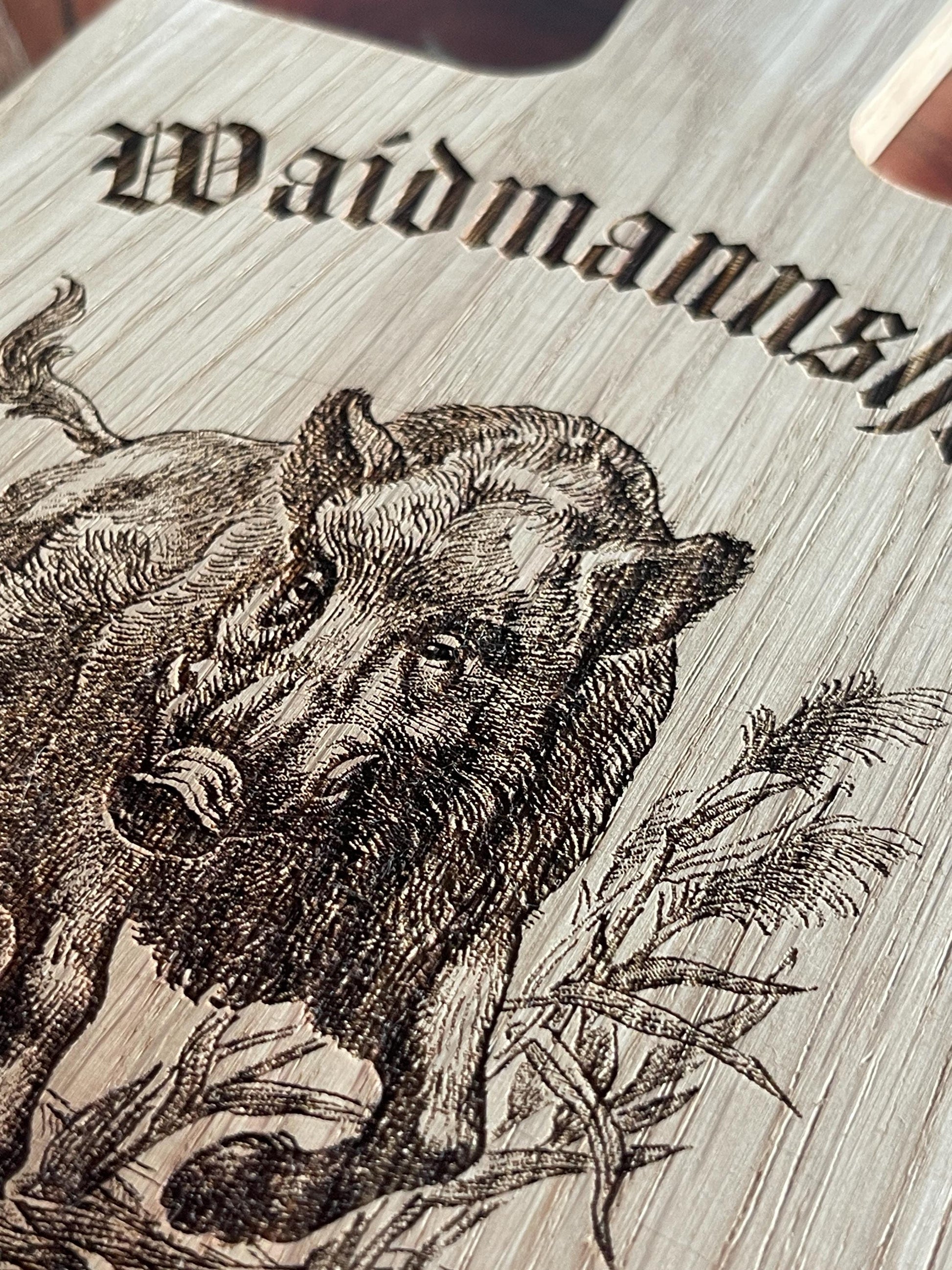 Personalisiertes Holzbrettchen mit Wildschwein Gravur für Jäger, mit Name, Vesperbrettchen mit Griff, Waidmannsheil Spruch für die Jagd