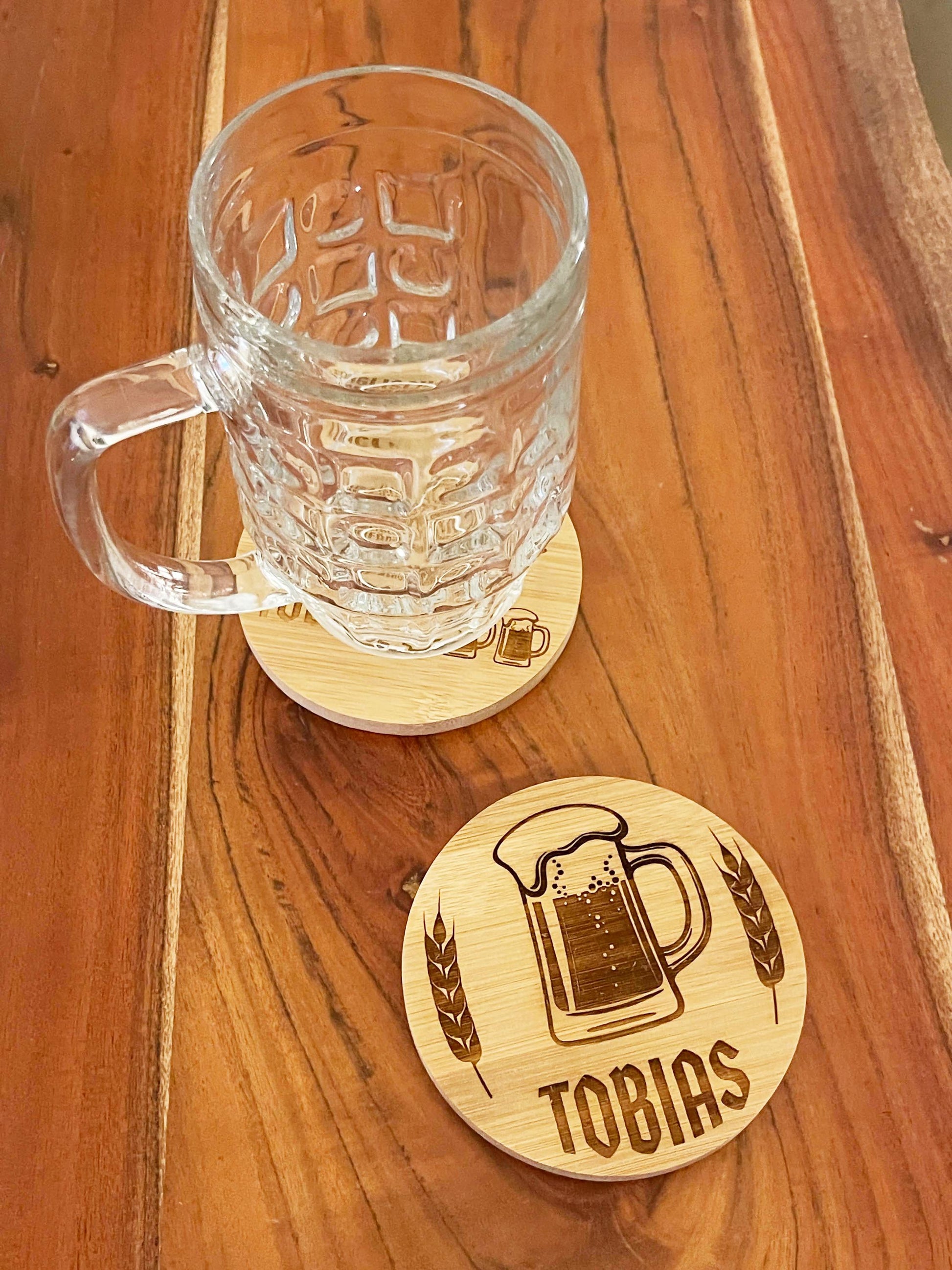 Personalisierte Untersetzer aus Bambus für Bier oder Whisky Liebhaber mit witzigem Spruch Oma Opa