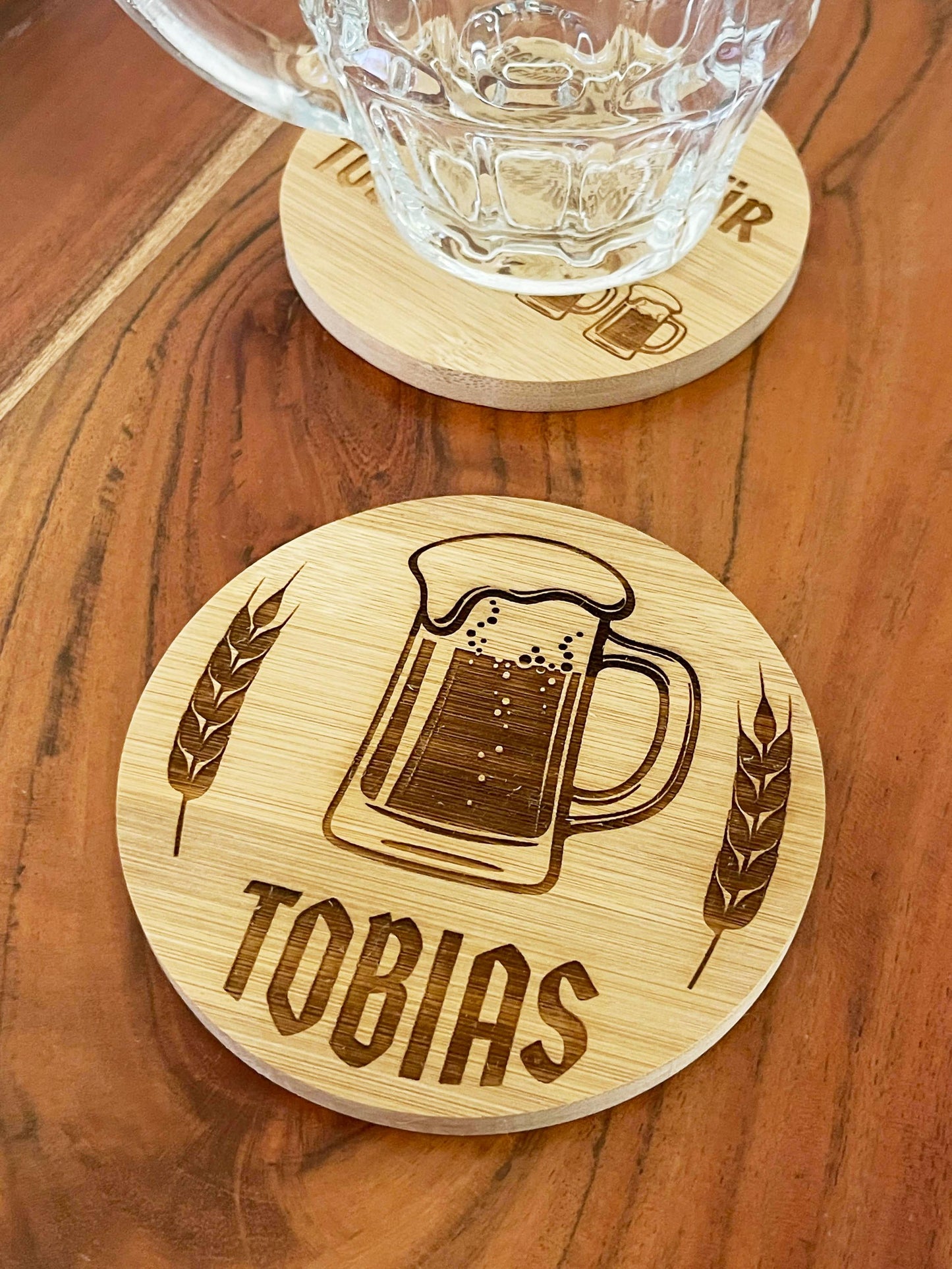 Personalisierte Untersetzer aus Bambus für Bier oder Whisky Liebhaber mit witzigem Spruch Oma Opa