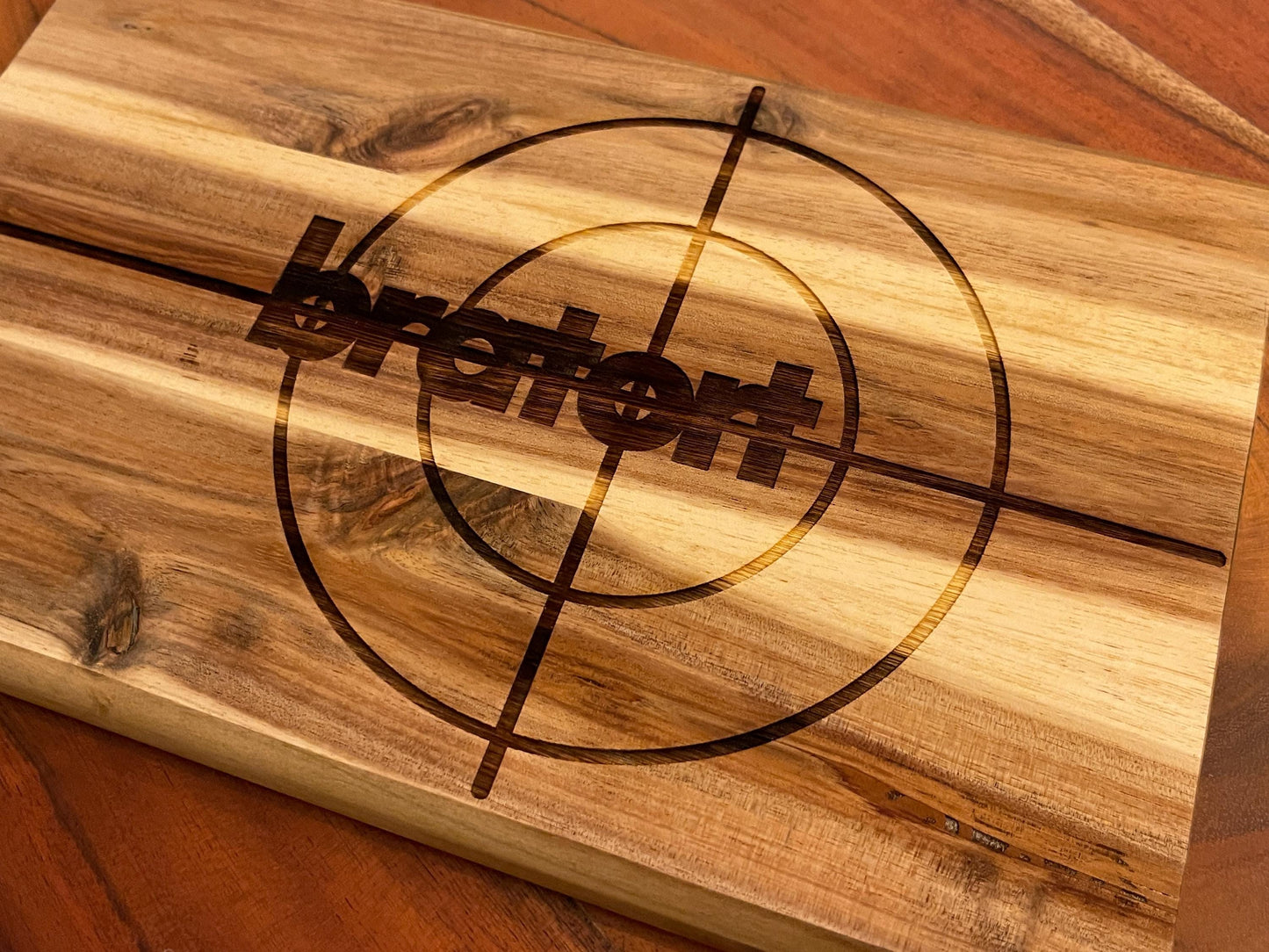 Schneidebrett "Bratort" – Lustiges Vesperbrett aus Holz mit Gravur, ideales Geschenk für Grillmeister und Köche aus edler Akazie