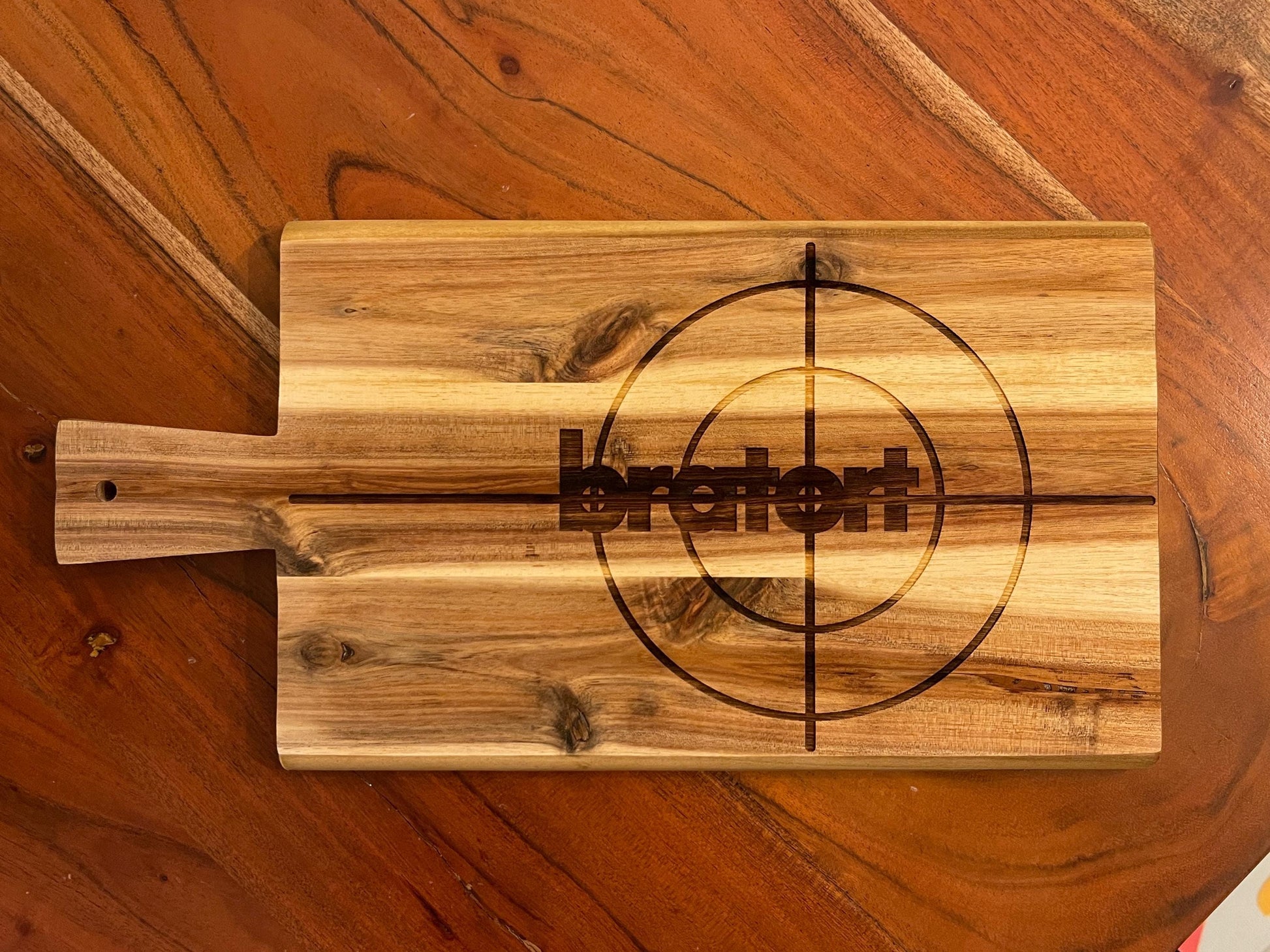Schneidebrett "Bratort" – Lustiges Vesperbrett aus Holz mit Gravur, ideales Geschenk für Grillmeister und Köche aus edler Akazie