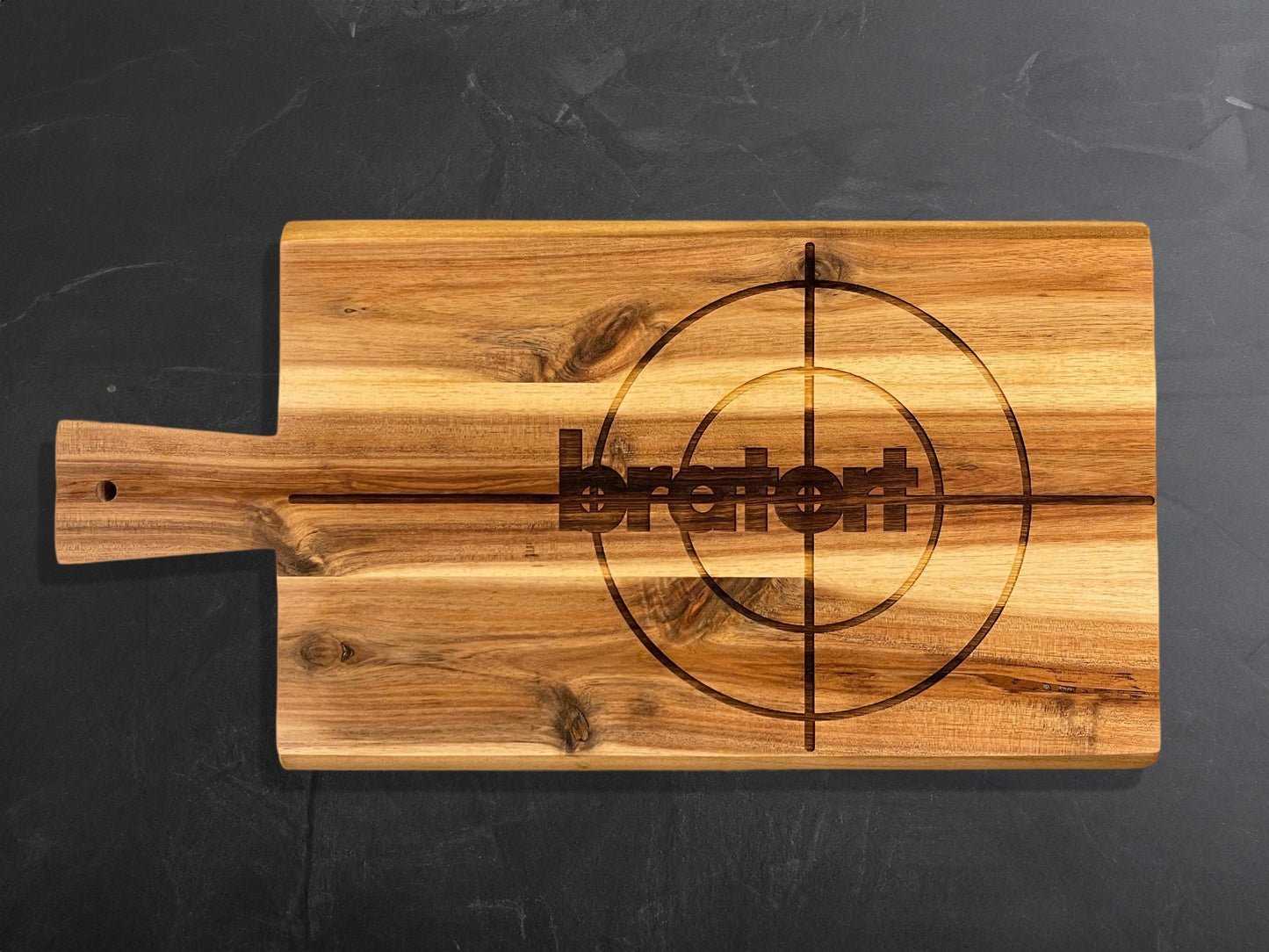 Schneidebrett "Bratort" – Lustiges Vesperbrett aus Holz mit Gravur, ideales Geschenk für Grillmeister und Köche aus edler Akazie