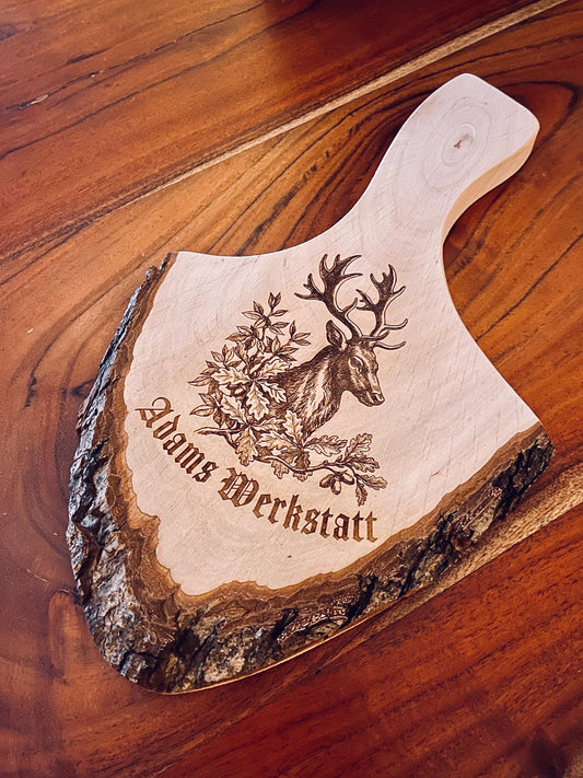 Personalisiertes Rindenbrett mit Hirsch Gravur für Jäger, Holzbrett mit Griff, Vesperbrett mit Name oder Wunschtext, Geschenk zur Jagd