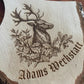 Personalisiertes Rindenbrett mit Hirsch Gravur für Jäger, Holzbrett mit Griff, Vesperbrett mit Name oder Wunschtext, Geschenk zur Jagd
