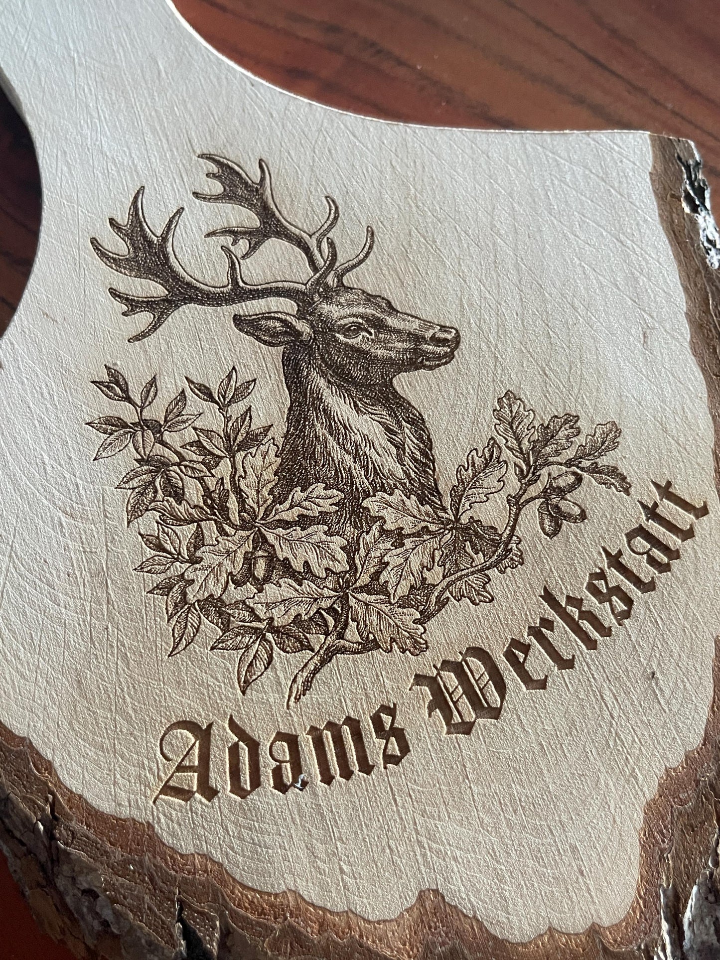 Personalisiertes Rindenbrett mit Hirsch Gravur für Jäger, Holzbrett mit Griff, Vesperbrett mit Name oder Wunschtext, Geschenk zur Jagd