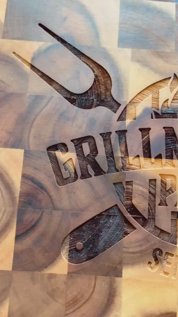 Personalisiertes massives XXL Grill Barbeque Mosaik Holzbrett mit Name, Tranchierbrett mit individueller Logo Gravur BBQ Schneidebrett groß